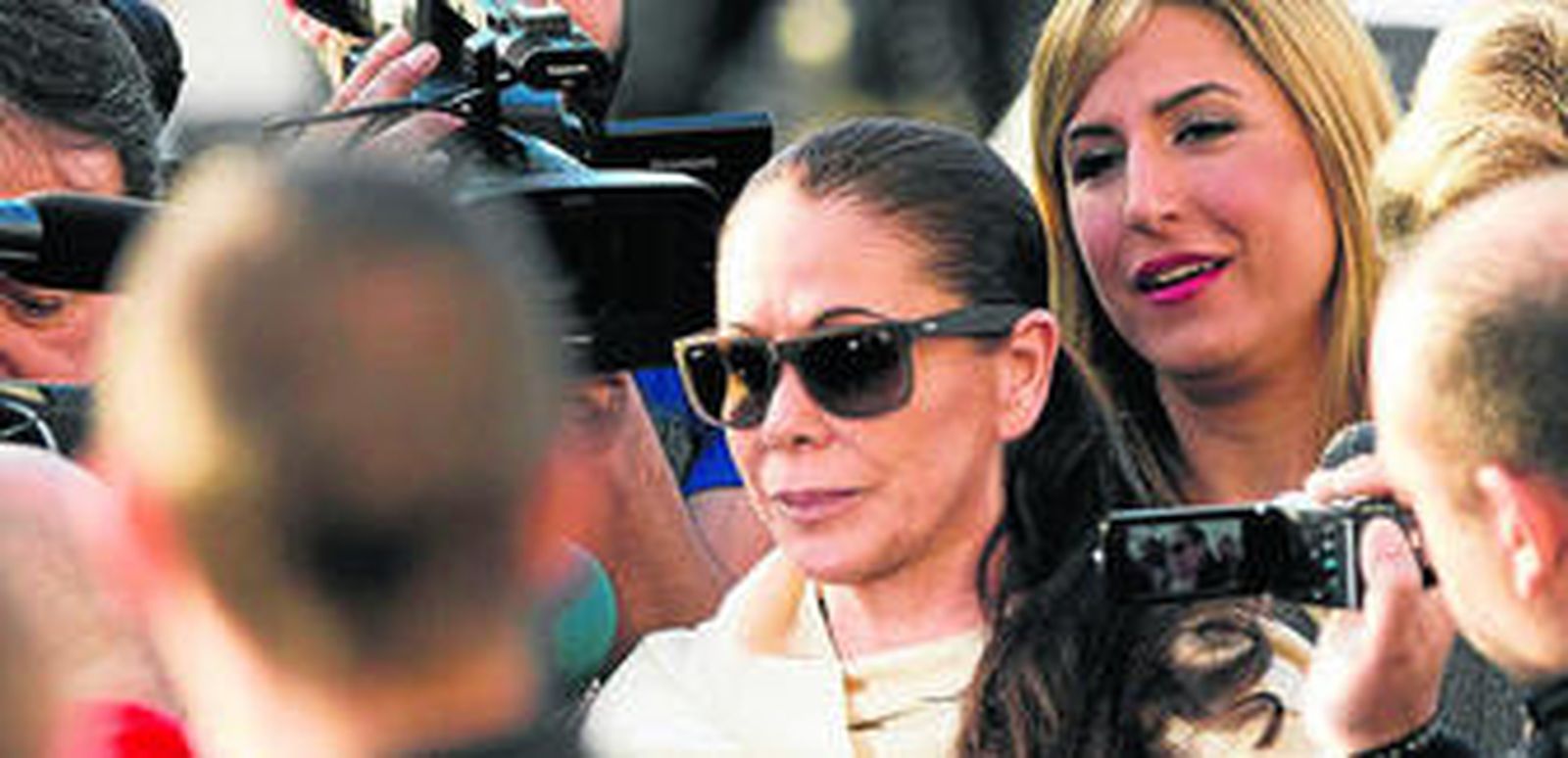 Isabel Pantoja, a la salida de la Audiencia Provincial de Málaga el día que fue condenada.