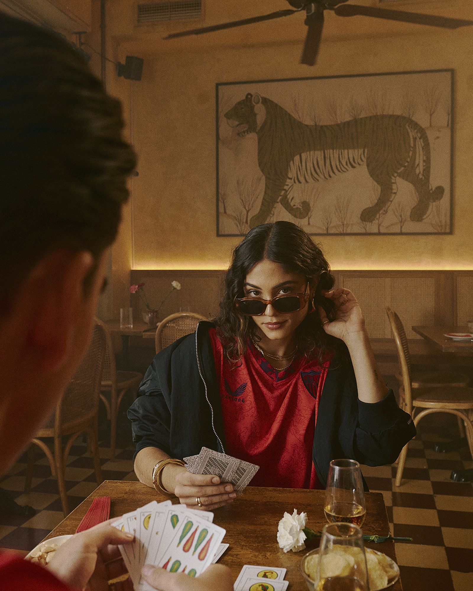Modelo con la camiseta roja.