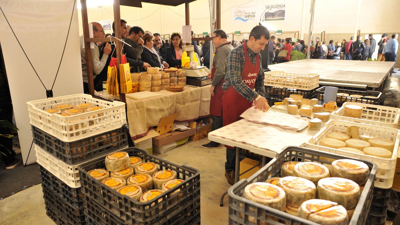 Imagen del 'stand' de quesos payoyo, durante la celebración de la Feria del Queso  en Villaluenga.