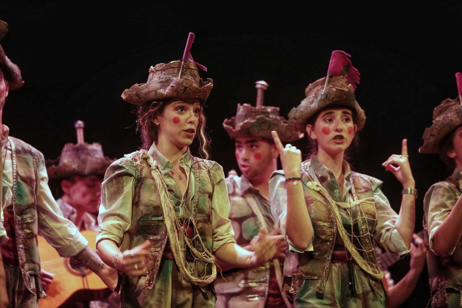 La comparsa juvenil "A los pies de la Caleta", en su pase semifinal.