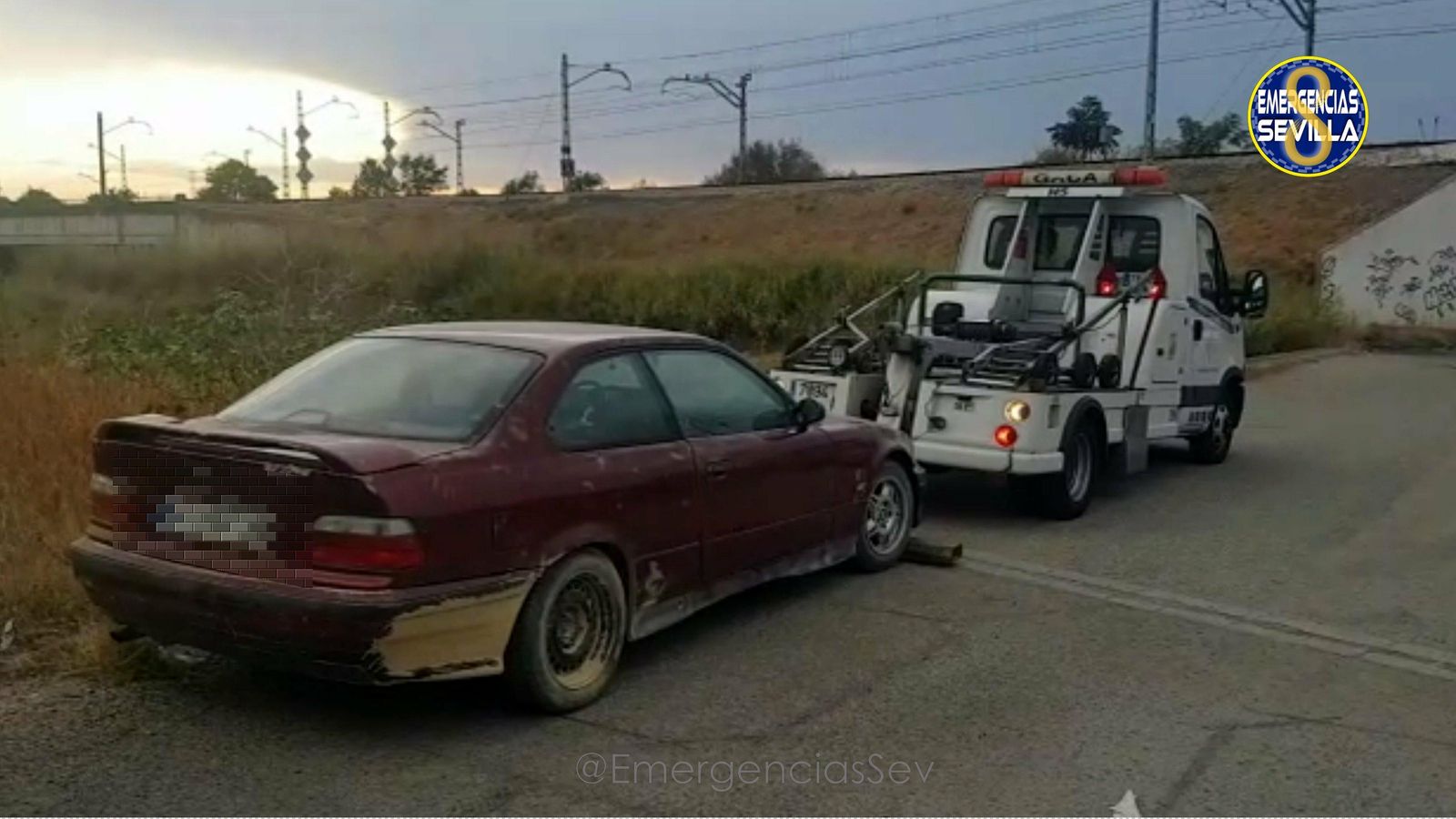 Un coche retirado por la grúa.