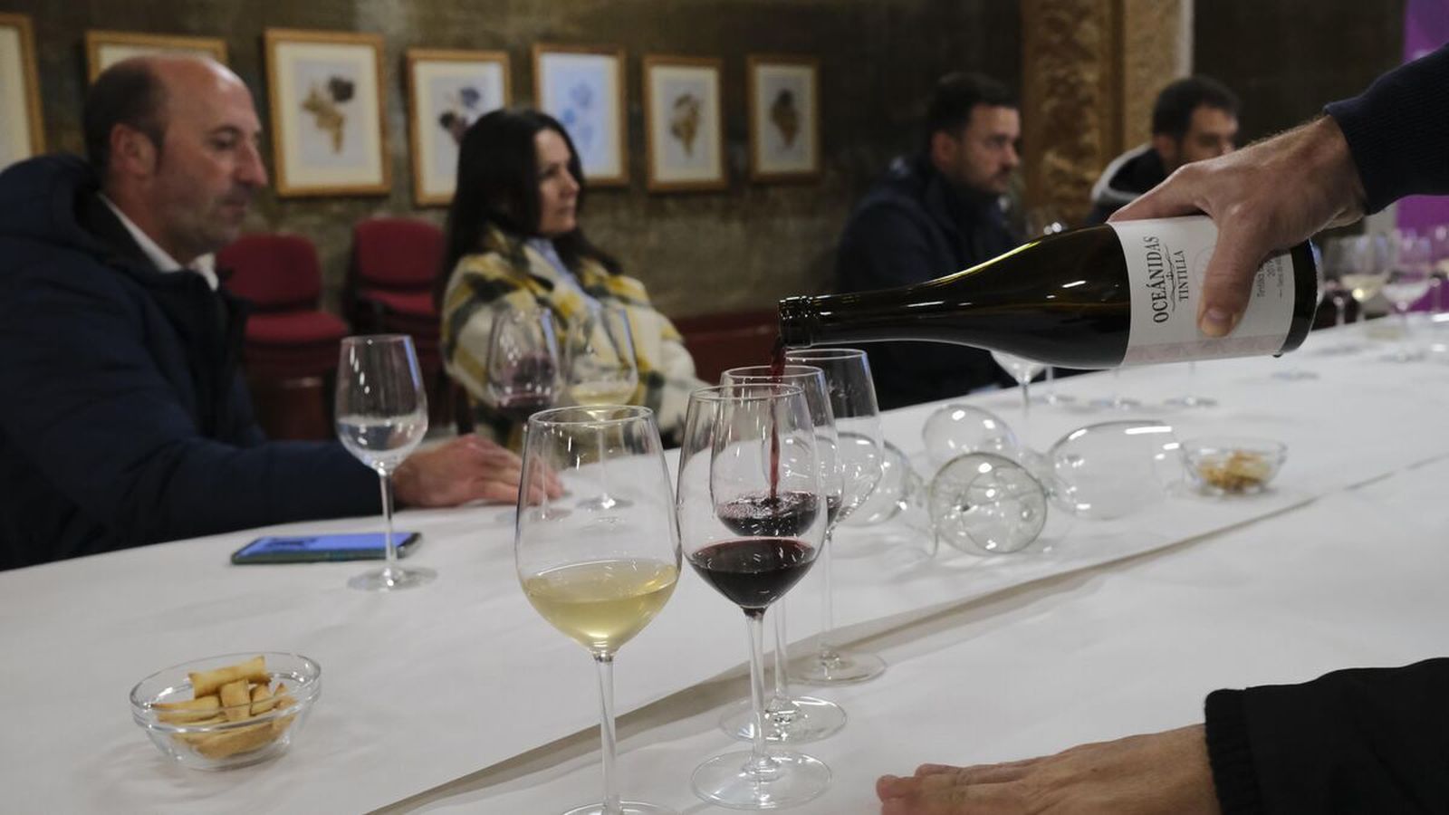 Cata de la añada de 2019 de uno de los vinos de Bernal en el centro integral del vino.