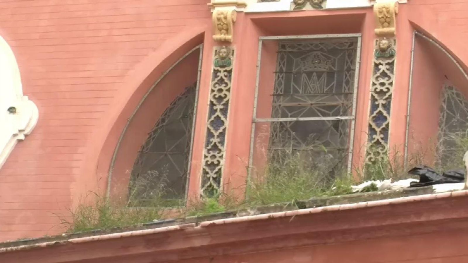 La hierba crece por las cubiertas del templo.