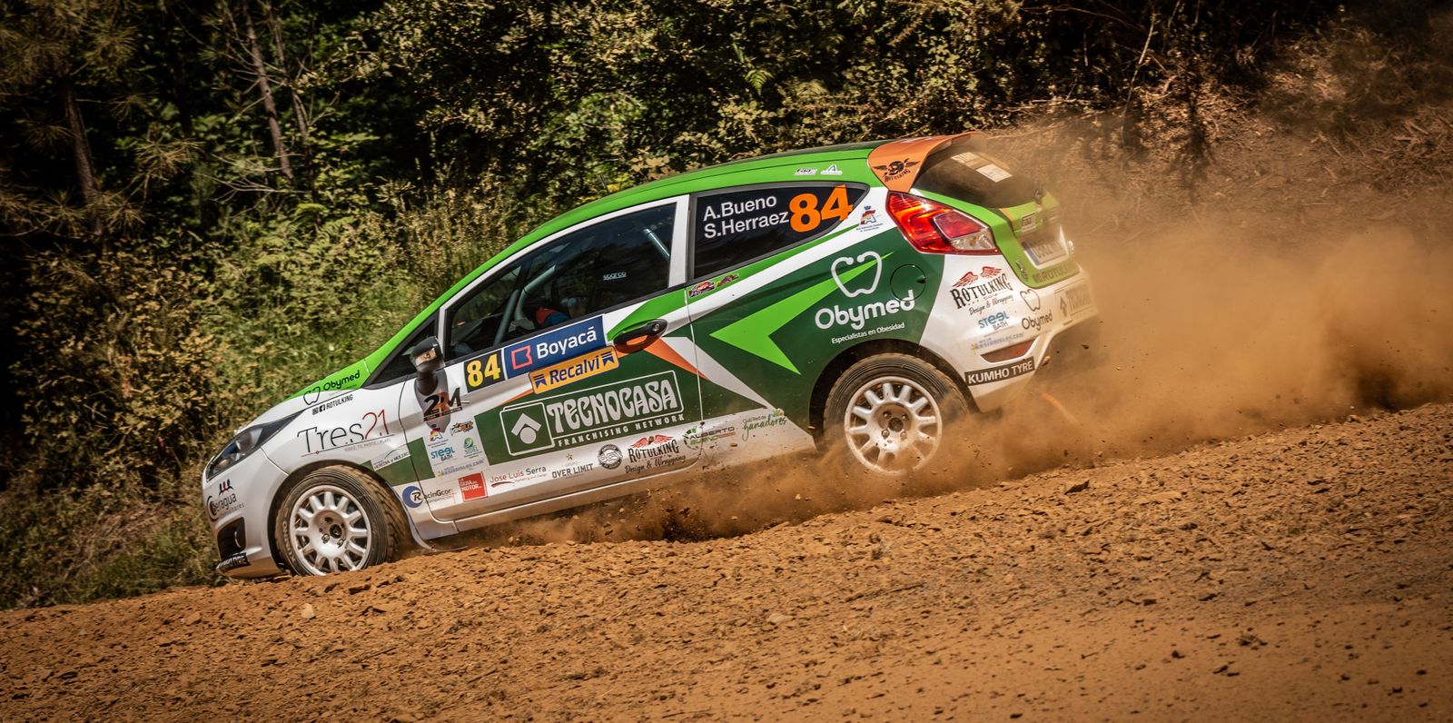 Alberto Bueno, al paso por uno de los tramos del Rally Terra da Auga.