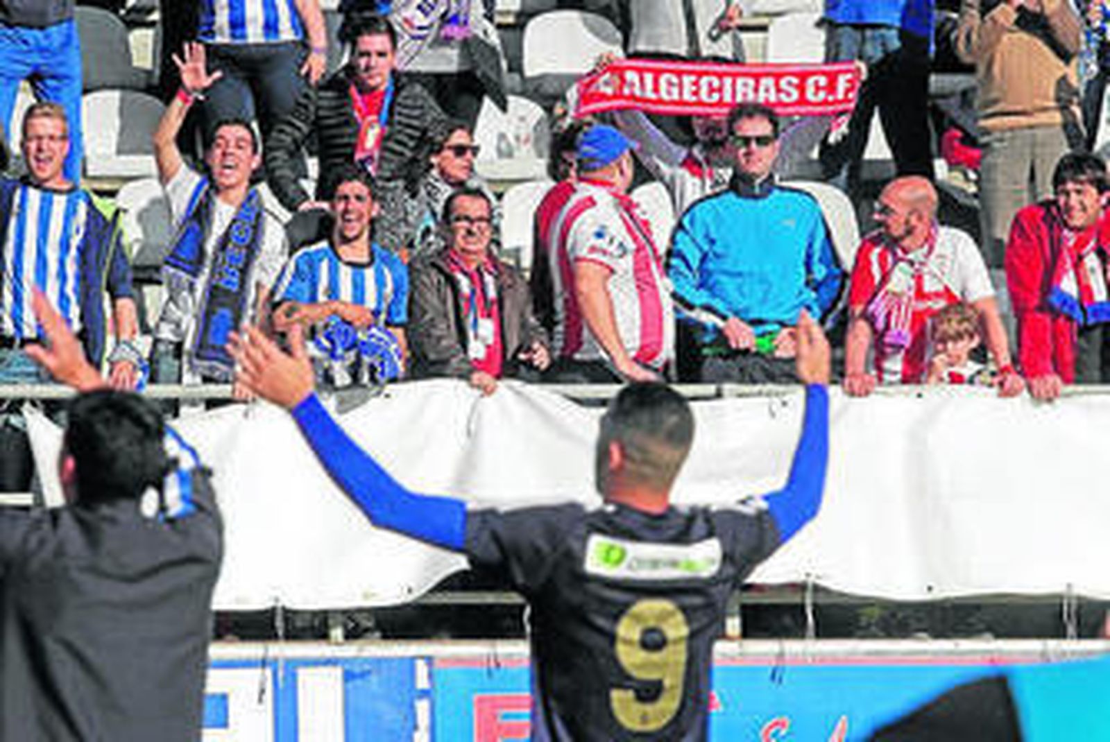 El Orgullo Albirrojo da la vuelta a su pancarta como protesta.