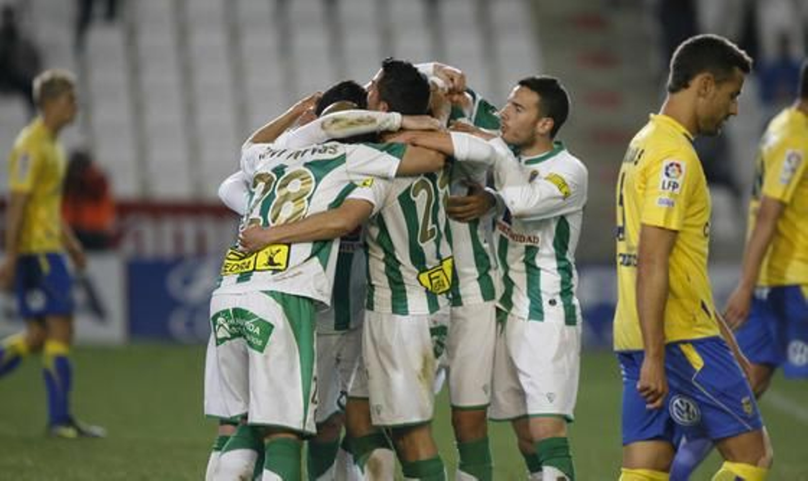 El Córdoba acosa desde el inicio la portería rival y se sobrepone a un penalti fallado por Vitolo con un golazo de Javi Patiño.

Foto: Álvaro Carmona