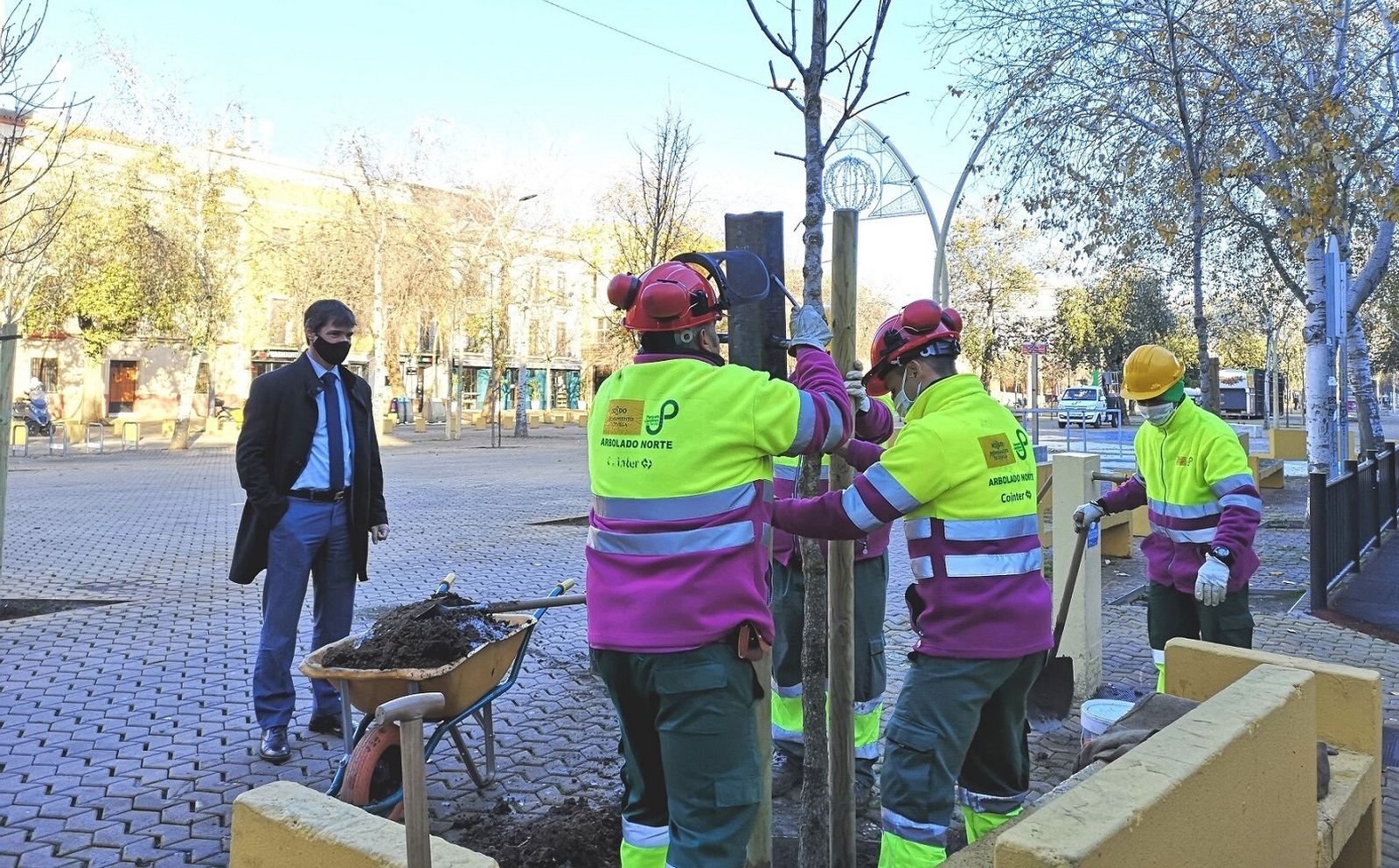 Operarios de Parques y Jardines en una reciente plantación en la Alameda.