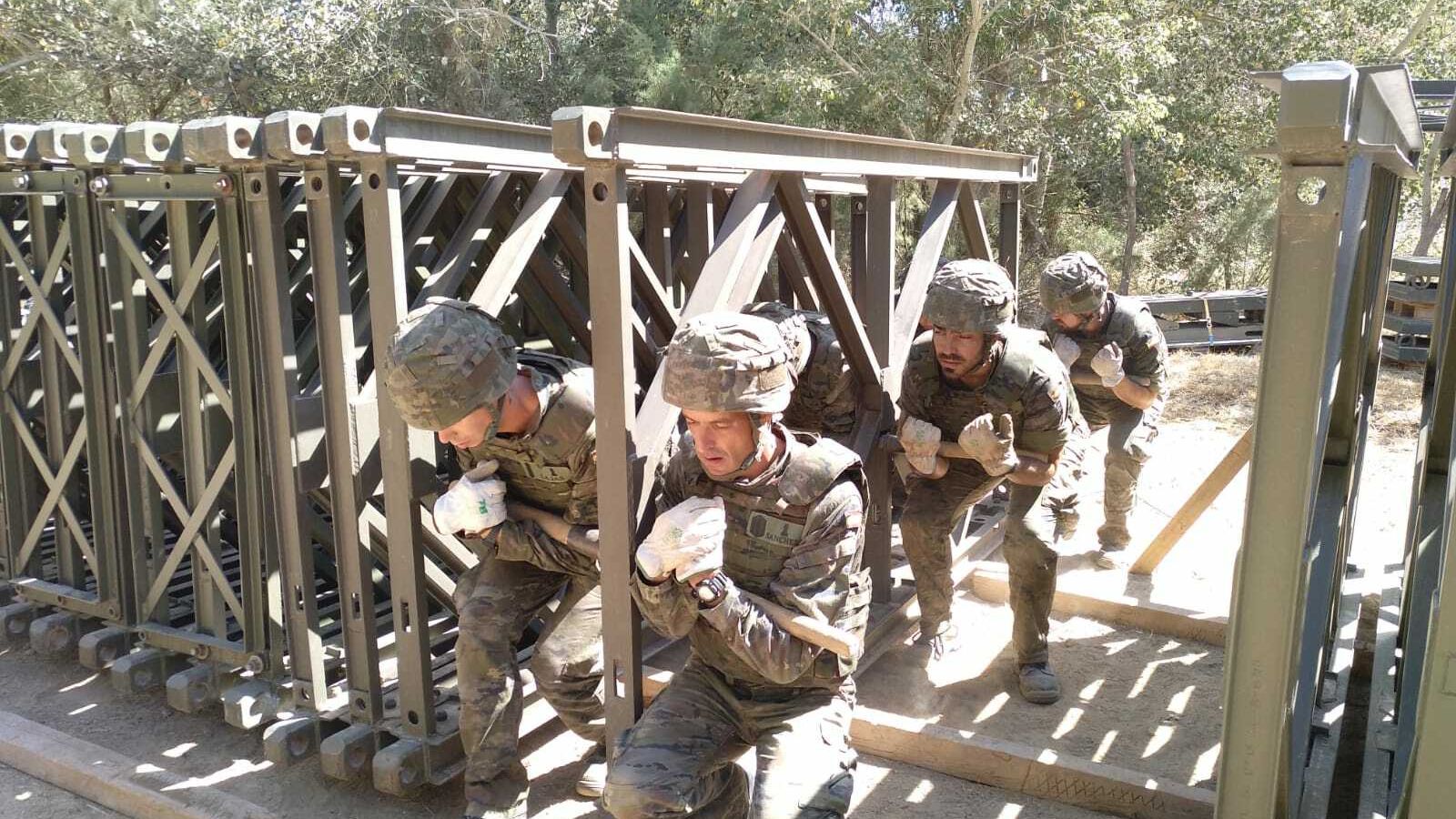 Puente que los militares han instalado para salvar el arroyo Santa María.