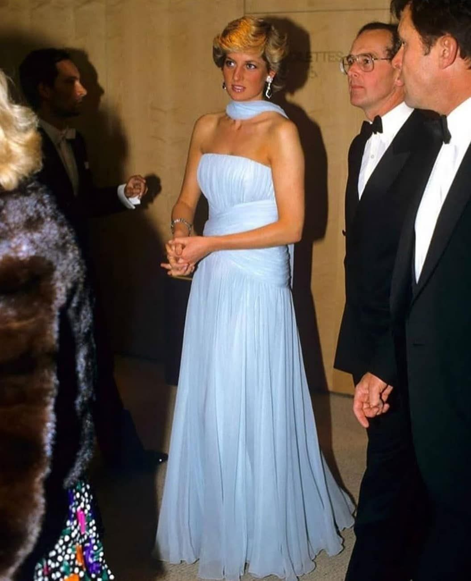 Diana de Gales, con el impresionante diseño azul de Catherine Walker que lució en 1987.