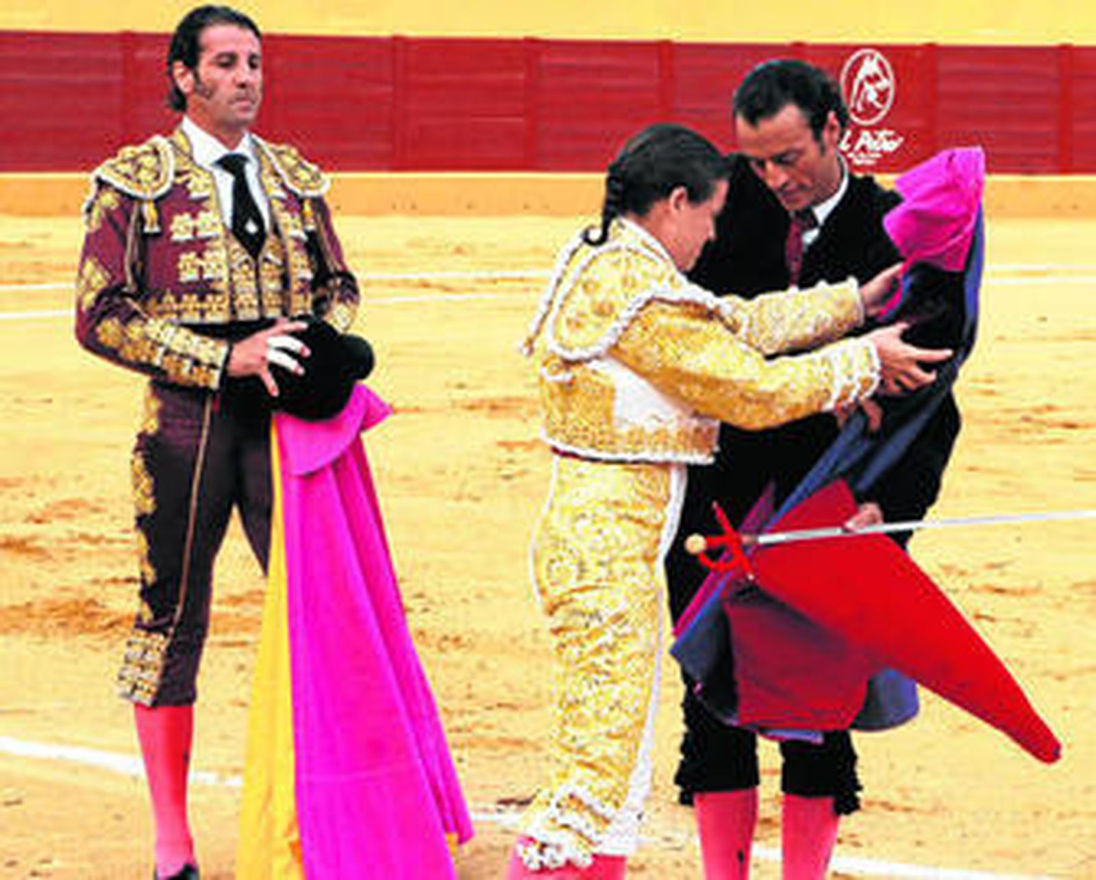 Una imagen para la historia del toreo en Ubrique: Finito de Córdoba cede los trastos a Sandra Moscoso en presencia de Juan José Padilla.