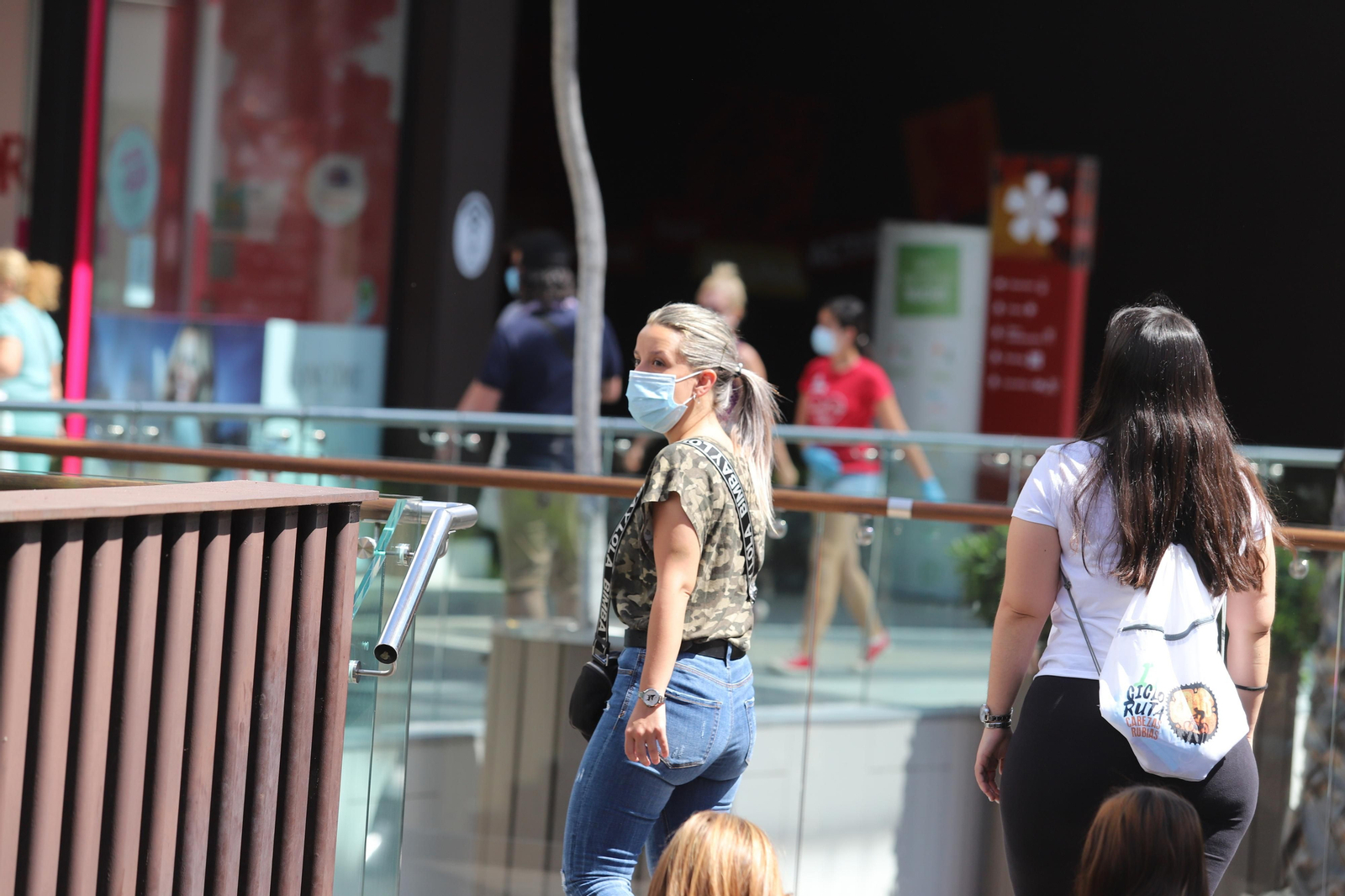 Imágenes de la apertura en la fase dos de la desescalada del centro comercial Holea en Huelva