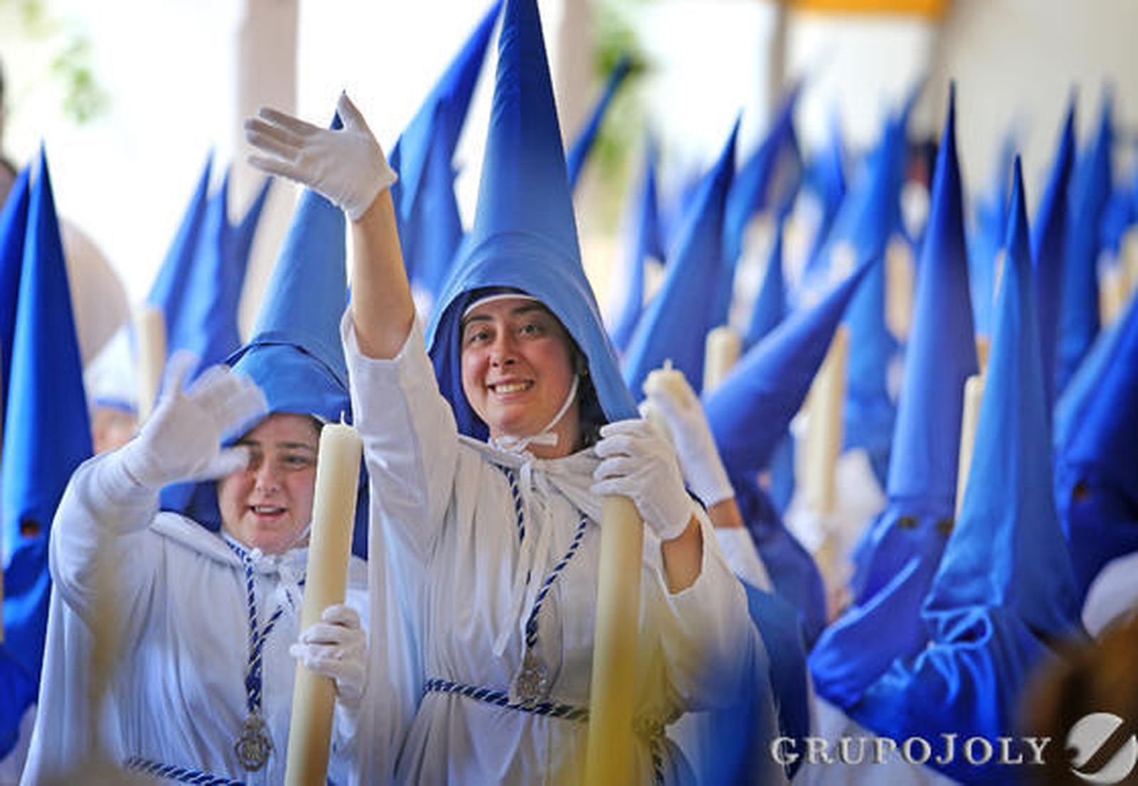 Unas nazarenas saludan en el interior de las instalaciones del Colegio de San José antes de la salida.

Foto: Pascual