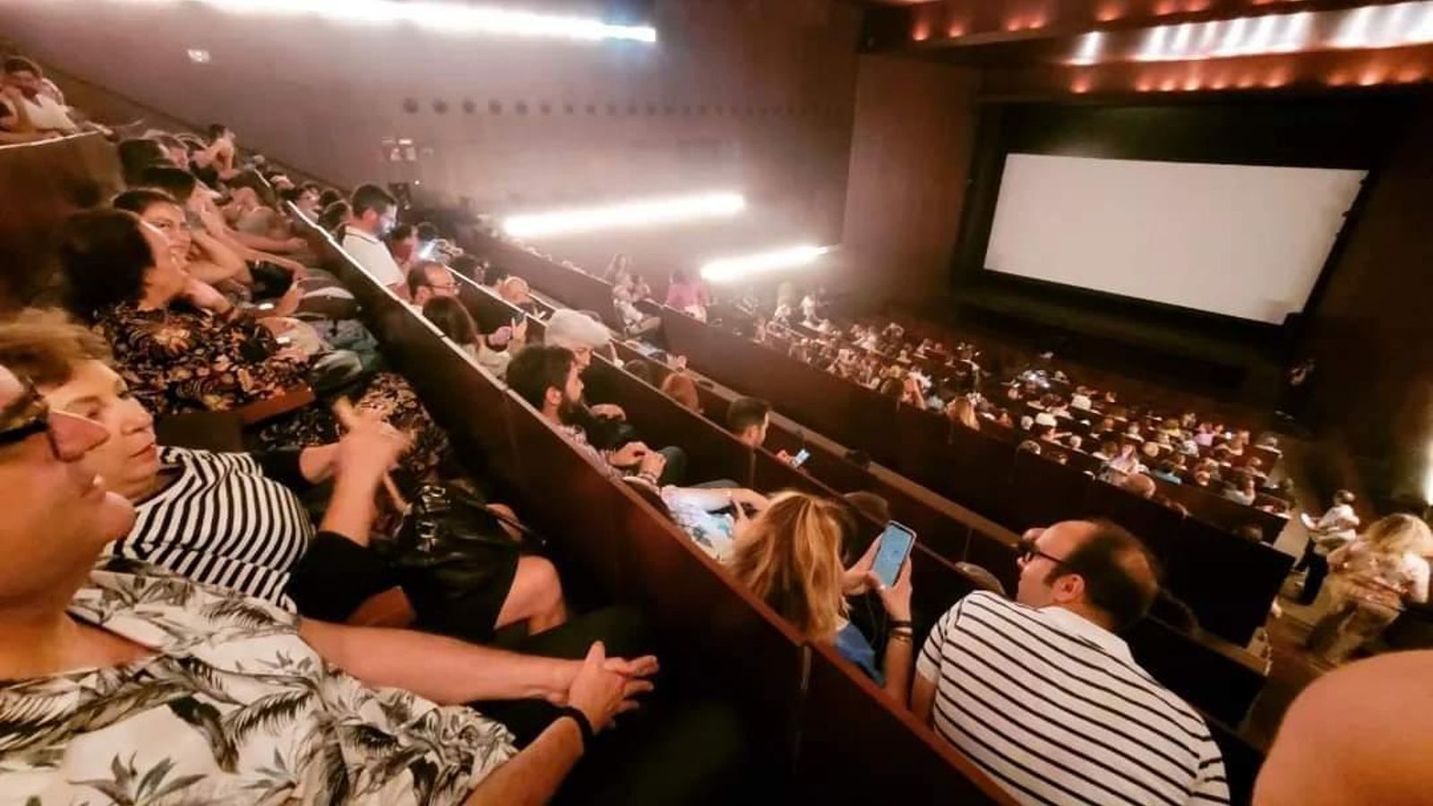 Teatro Muñoz Seca en los prolegómenos de la proyección de 'Sola'.