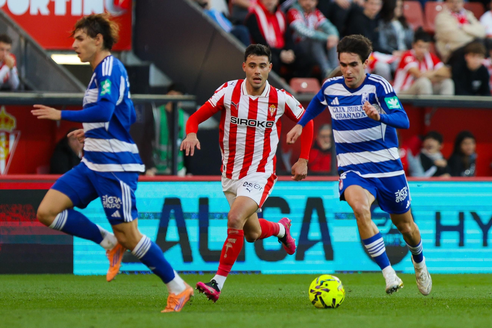 Pedro Alemañ conduciendo el balón ante el desmarque de Pascual.