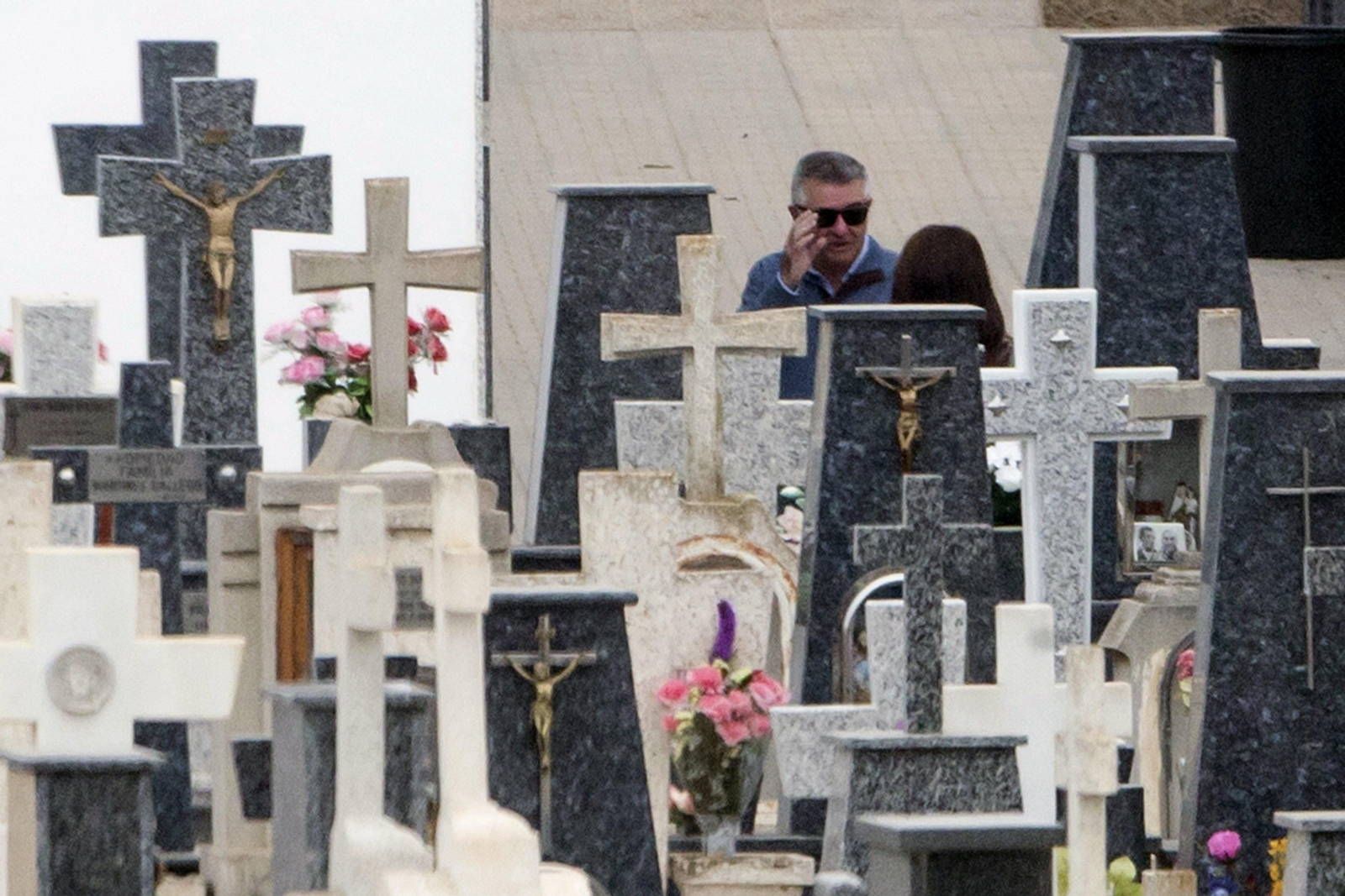 Roca, en el cementerio. / EFE