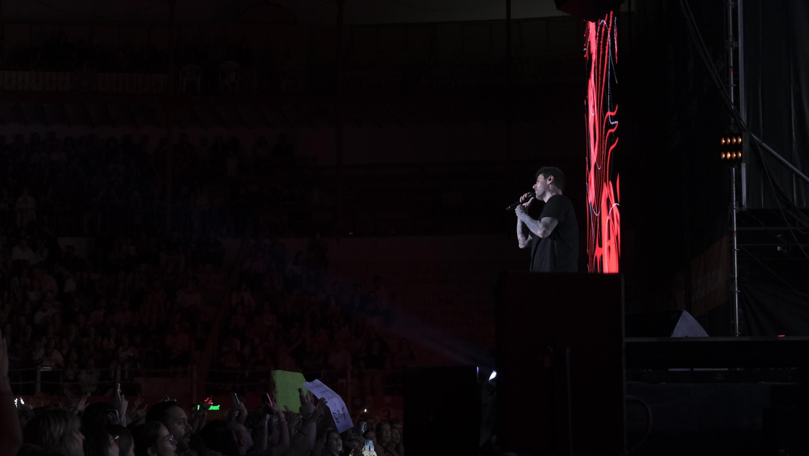 El concierto de Melendi llena de fans la Plaza de Toros de Almería, en imágenes