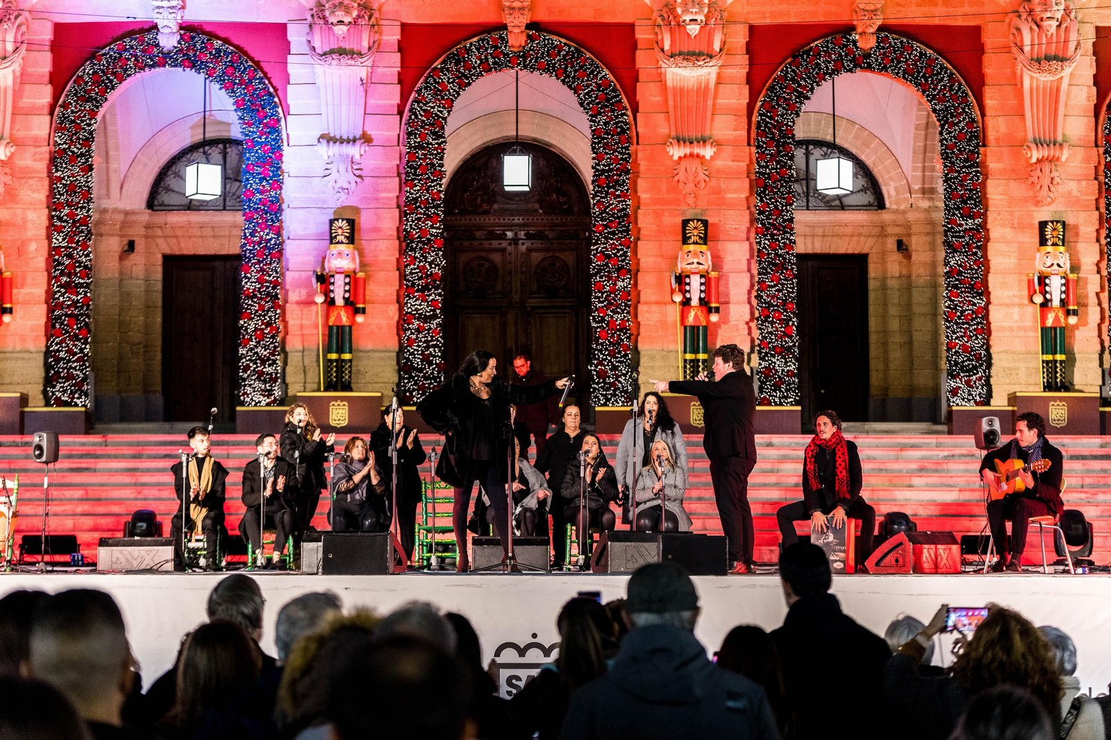 Doble sesión de zambombas navideñas en la plaza del Rey de San Fernando