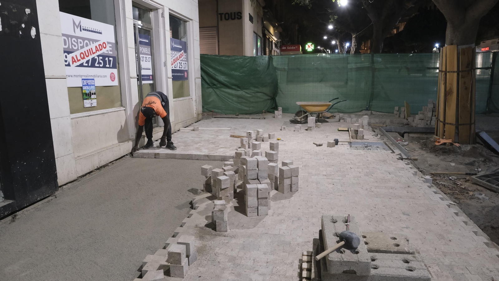 Las obras de peatonalización del Paseo de Almería entran en el turno de noche, en imágenes