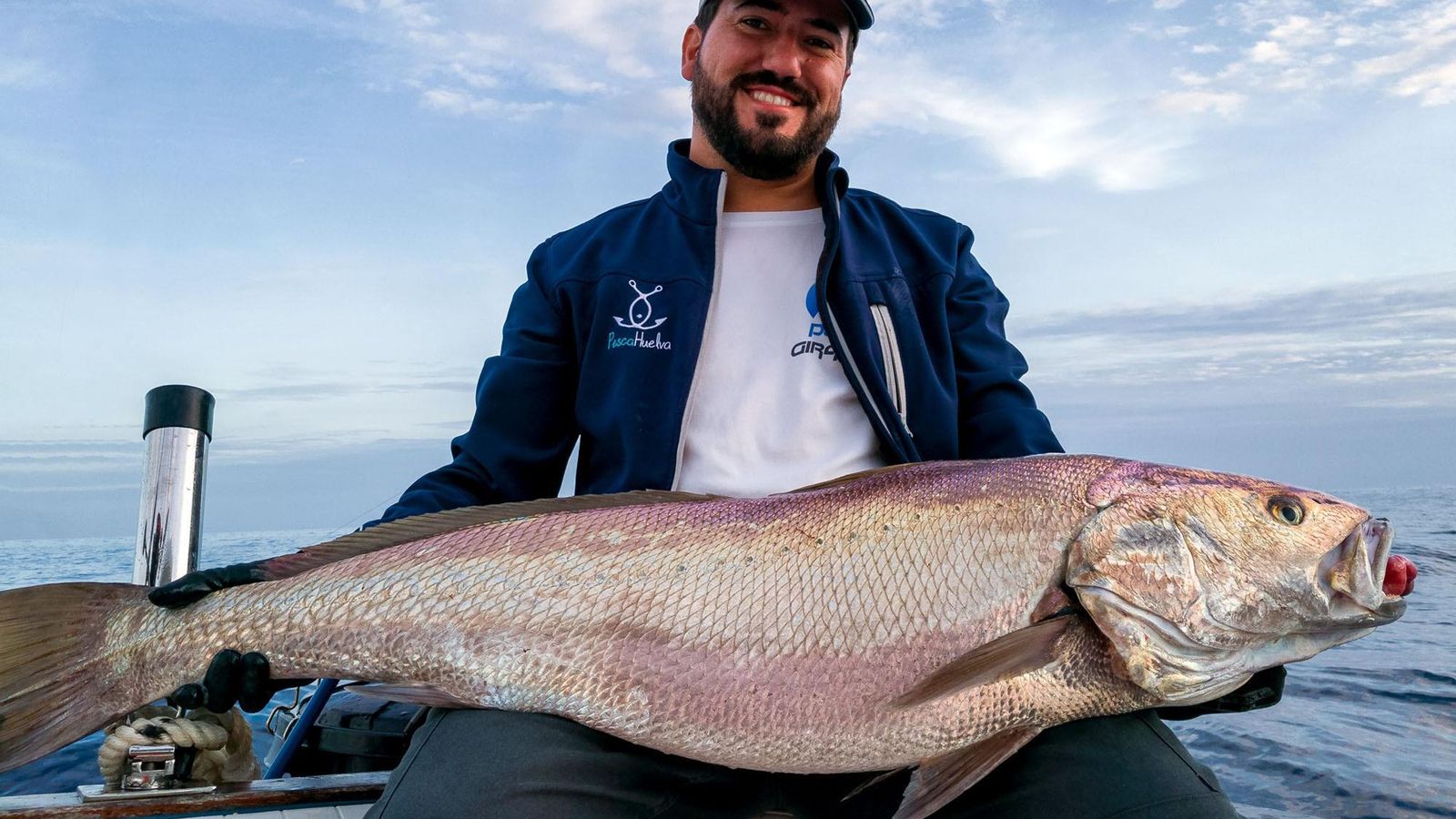 Samuel Alfonso muestra una de sus mejores capturas a través de "Pesca Huelva" Samuel Alfonso muestra una de sus mejores capturas a través de "Pesca Huelva"