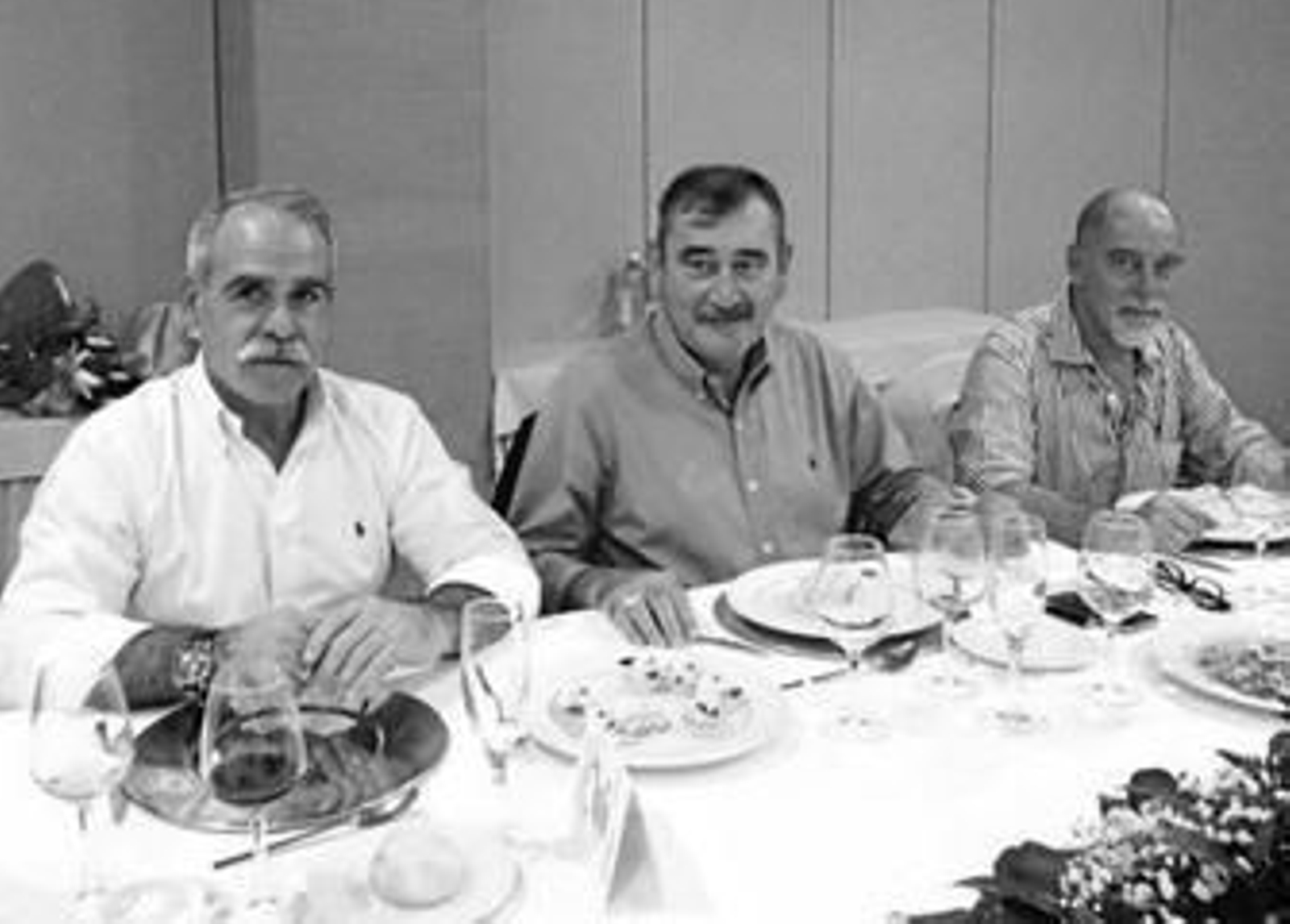 El homenajeado, teniente coronel Montellano; coronel Puig-Terrero, jefe de la USBA, y coronel Estévez.