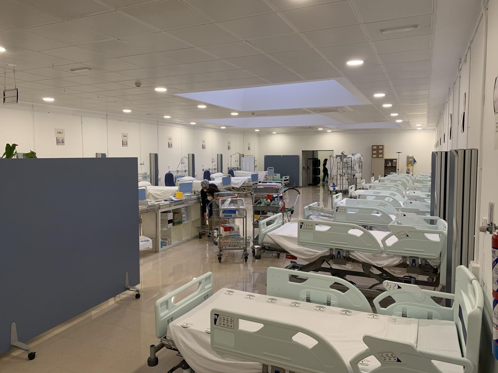 Camas en la antigua cafetería del Hospital Clínico.