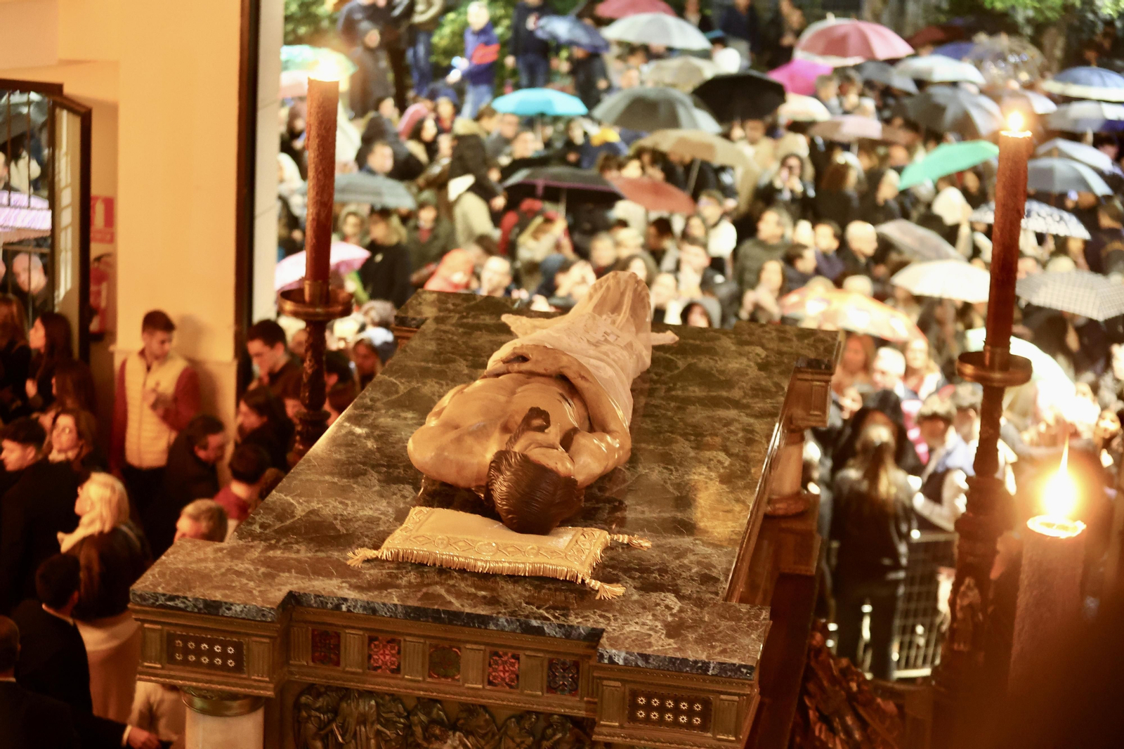 El Sepulcro en el Viernes Santo en Málaga El Sepulcro en el Viernes Santo en Málaga