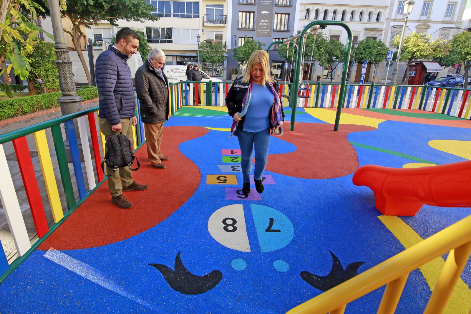 Mamen Sánchez y José Antonio Díaz, en la inauguración del parque infantil de Las Angustias.