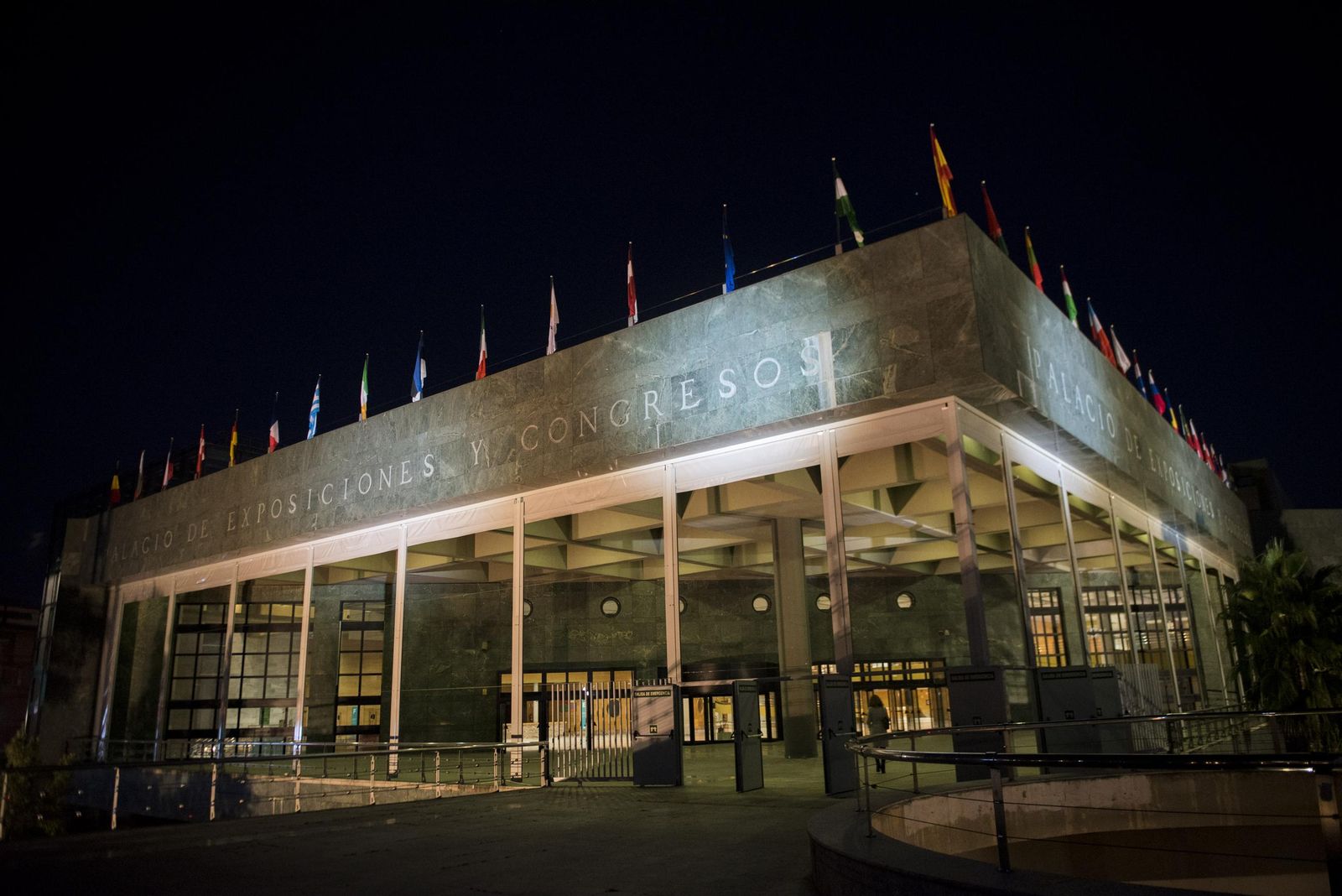 El Palacio de Congresos, también abierto en 1992, fue el gran centro de atracción de prestigio para la ciudad