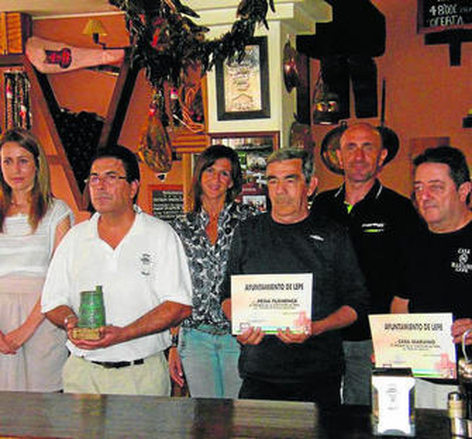 Los ganadores, durante el acto celebrado en el Mesón Macías.