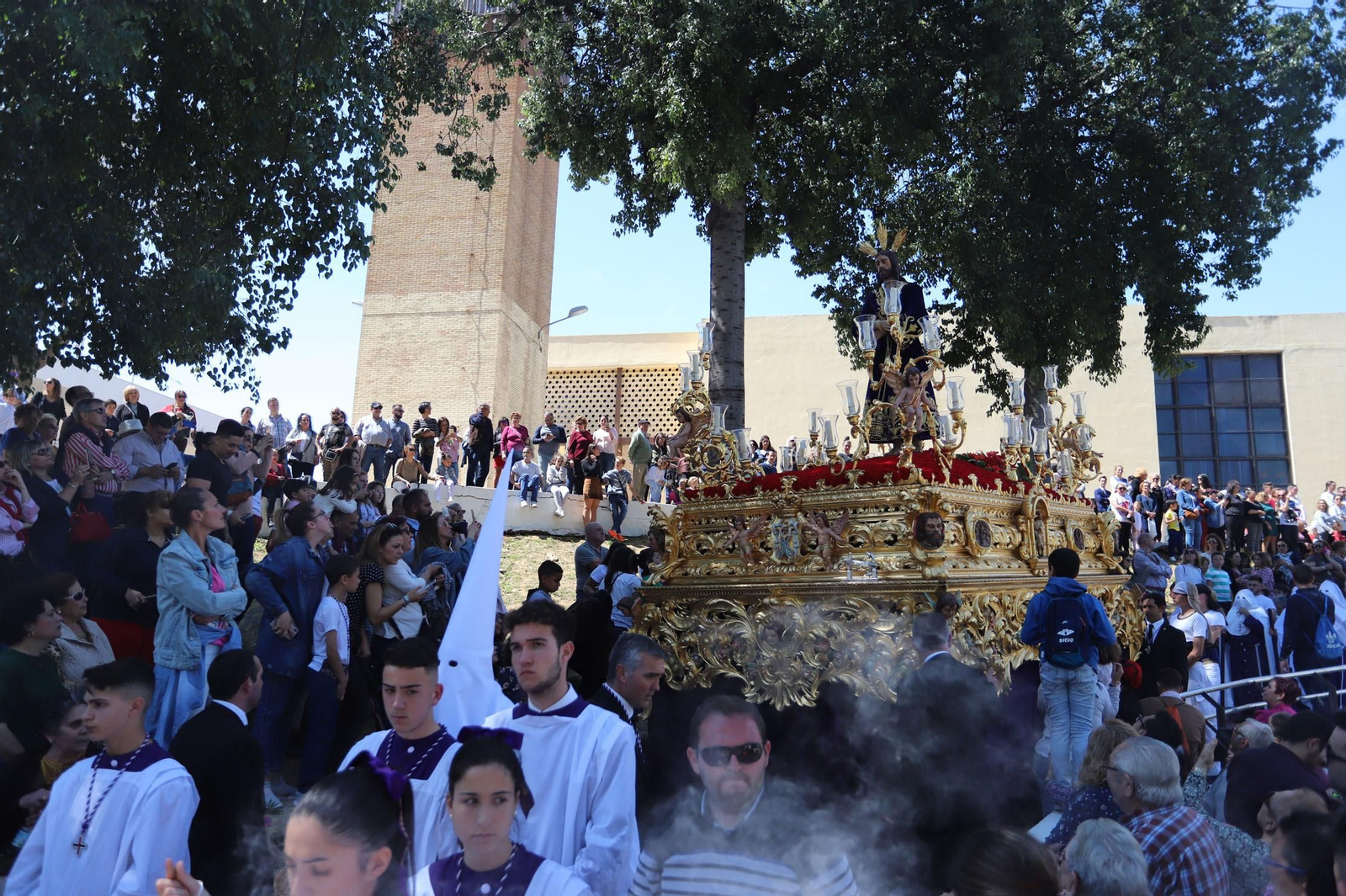 Imágenes del recorrido de la Hermandad del Cristo Cautivo de Huelva