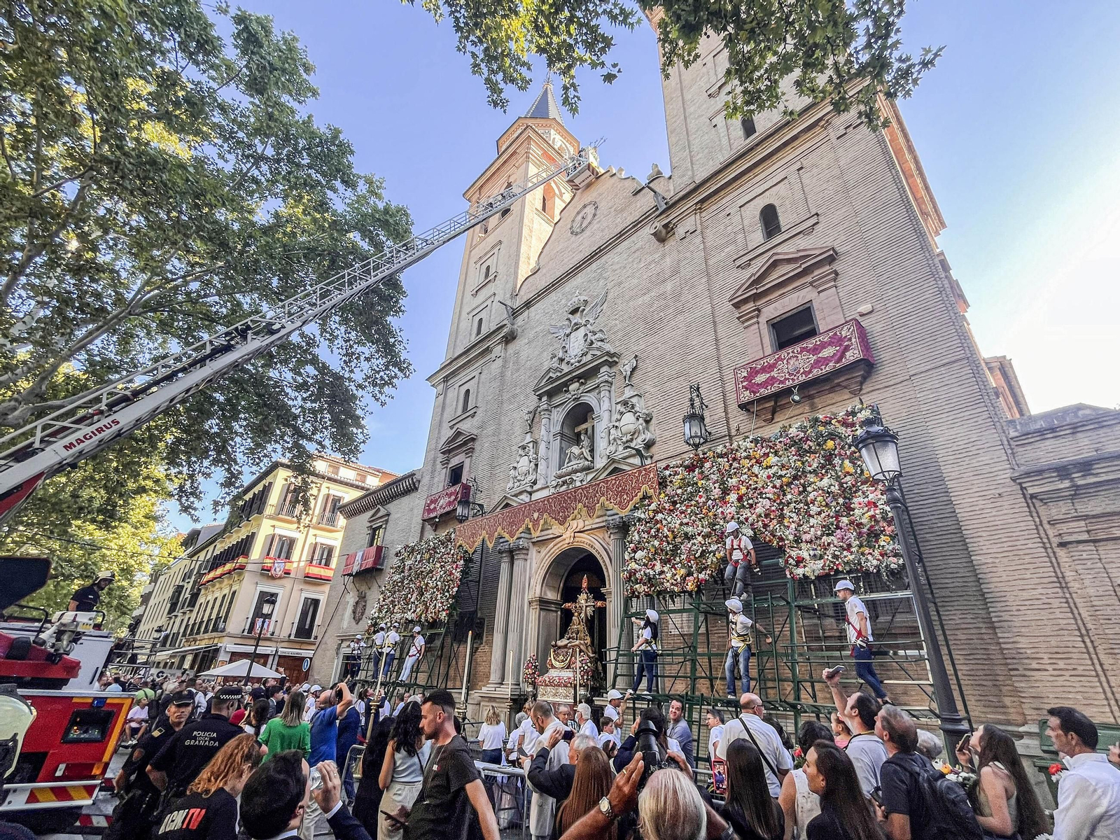 La ofrenda floral a la Virgen de las Angustias, patrona de Granada, en imágenes