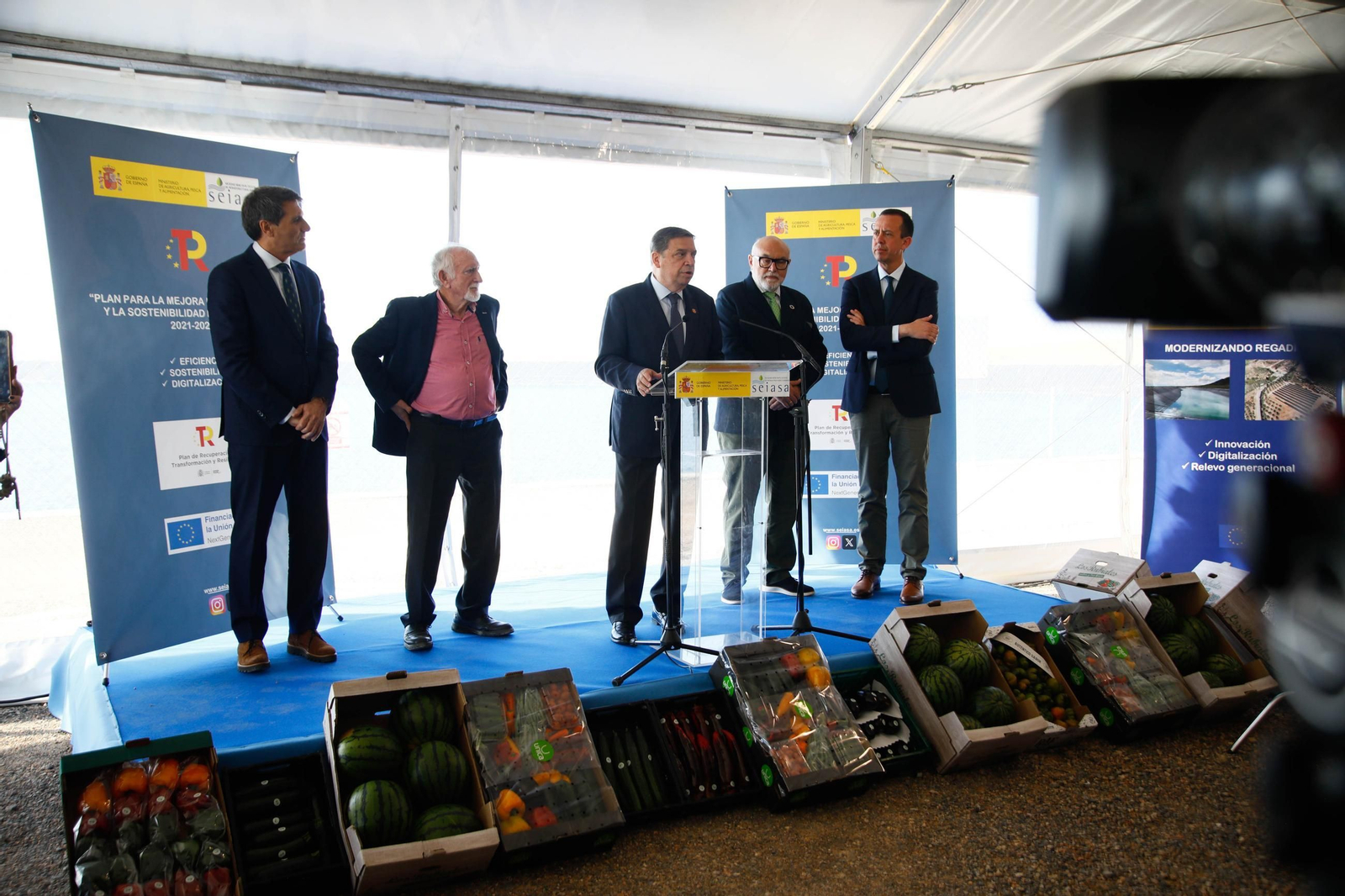 El ministro de Agricultura, Pesca y Alimentación, Luis Planas visita una de las balsas de la CUNC, en imágenes
