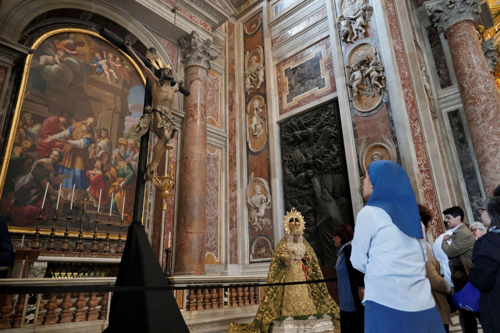 La Esperanza de Málaga ya está en el Vaticano, en imágenes