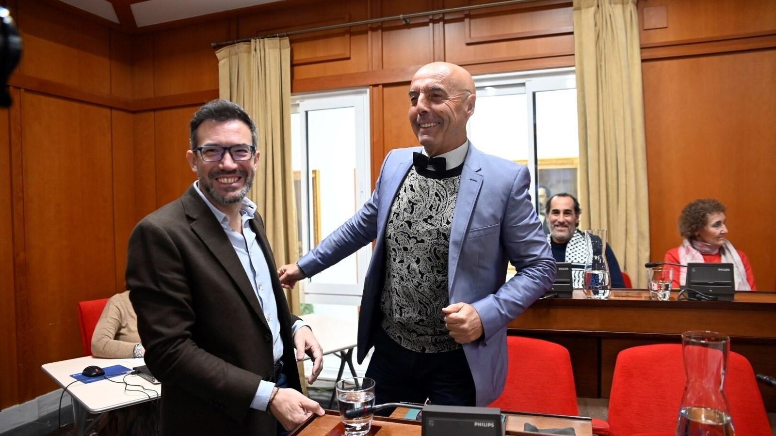 Los ediles del PSOE Antonio Hurtado y José Antonio Romero, antes del inicio del Pleno.