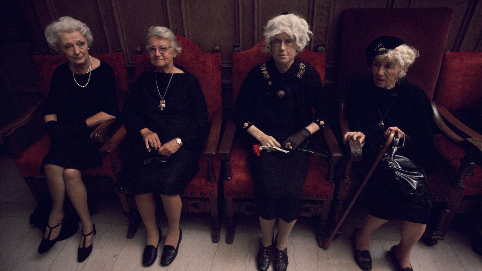 Una imagen de la acción que Suzanne Lacy llevó a cabo con ancianas en un viejo hotel de Los Ángeles.