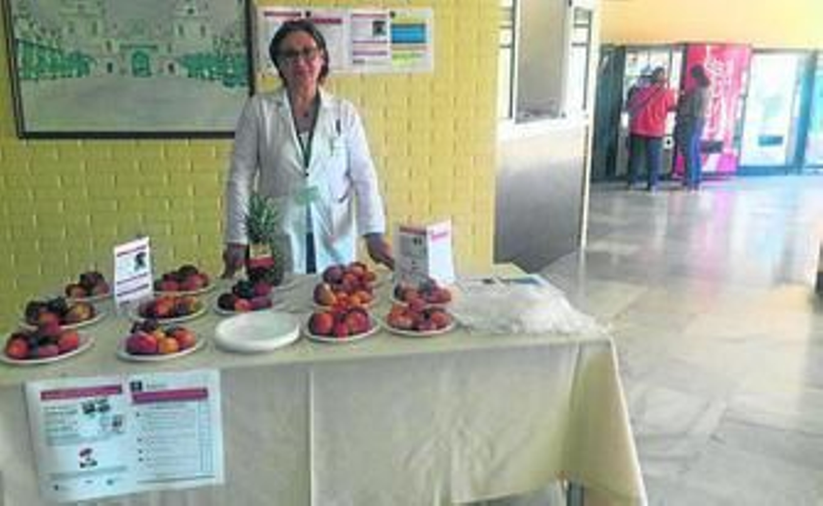 Mesa informativa colocada ayer en el hospital de San Carlos por el día mundial sin tabaco.
