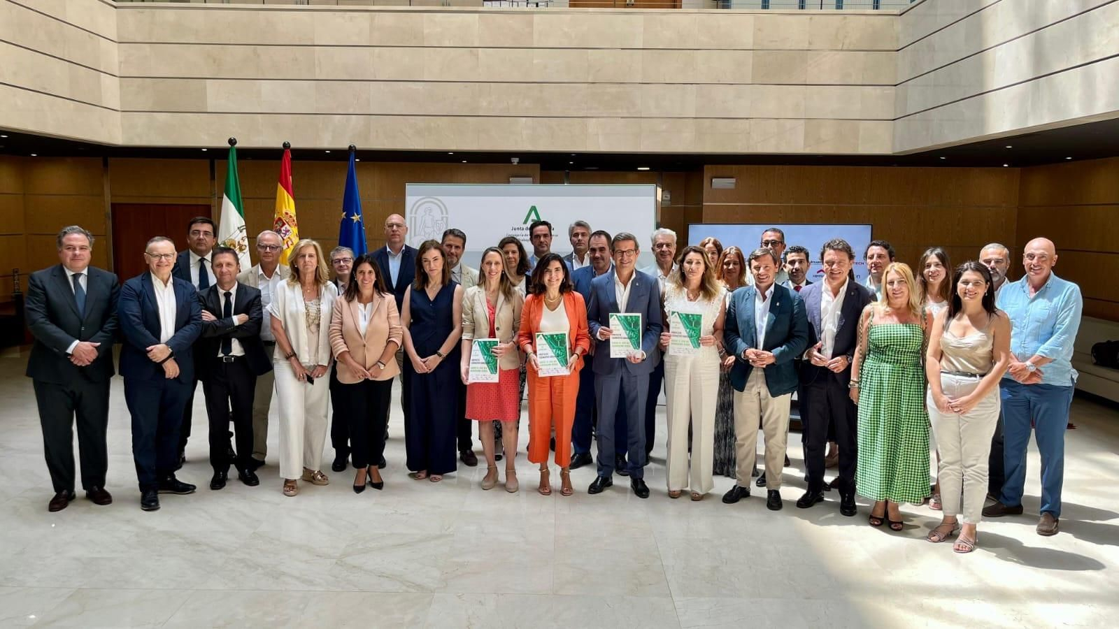 Los consejeros de Empleo e Industria (centro), junto a otros responsables del gobierno autonómico y las industrias del Campo de Gibraltar y Huelva