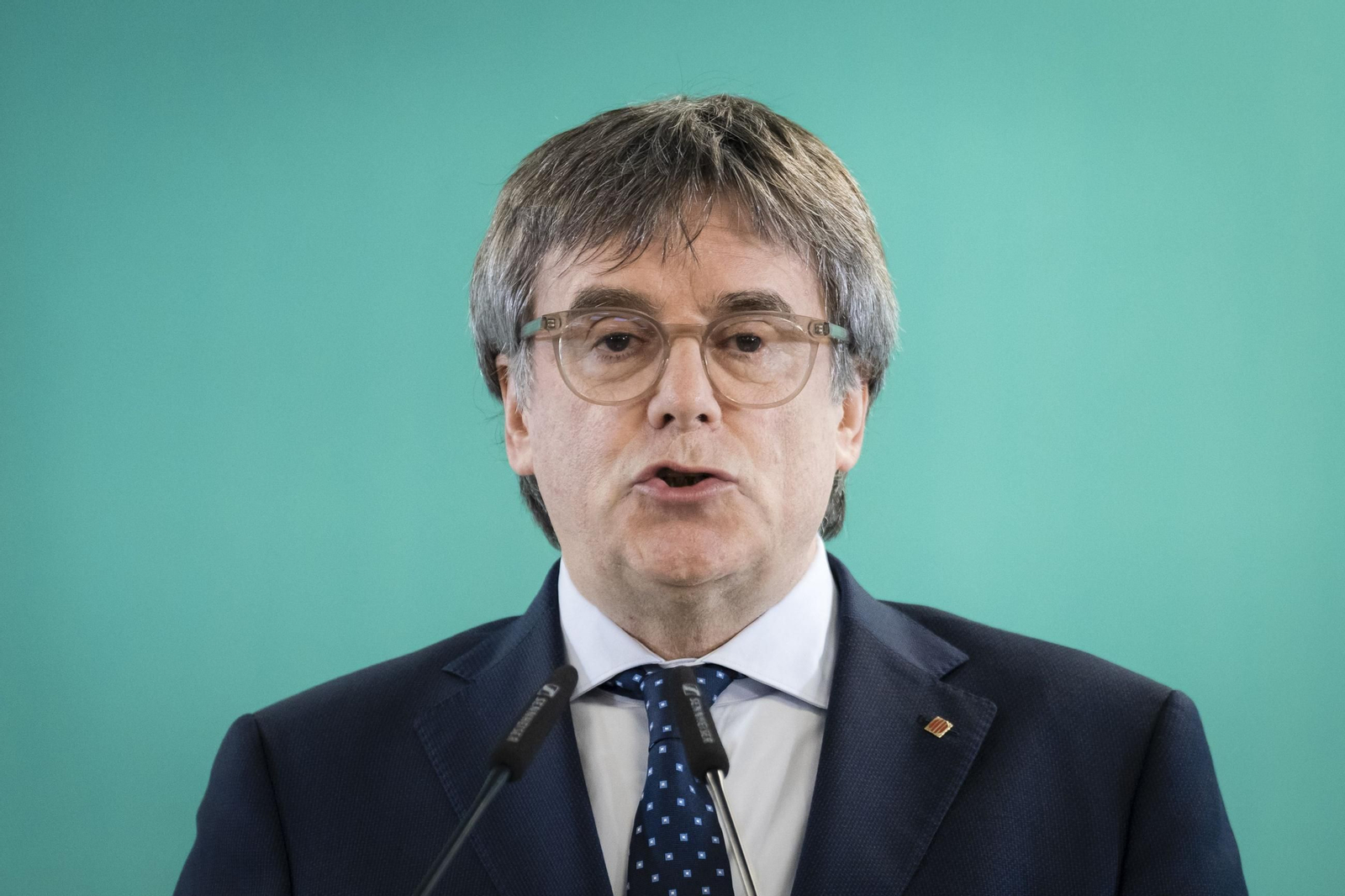 El ex presidente de la Generalitat Carles Puigdemont pide al Constitucional la suspensión inmediata de su orden de detención.