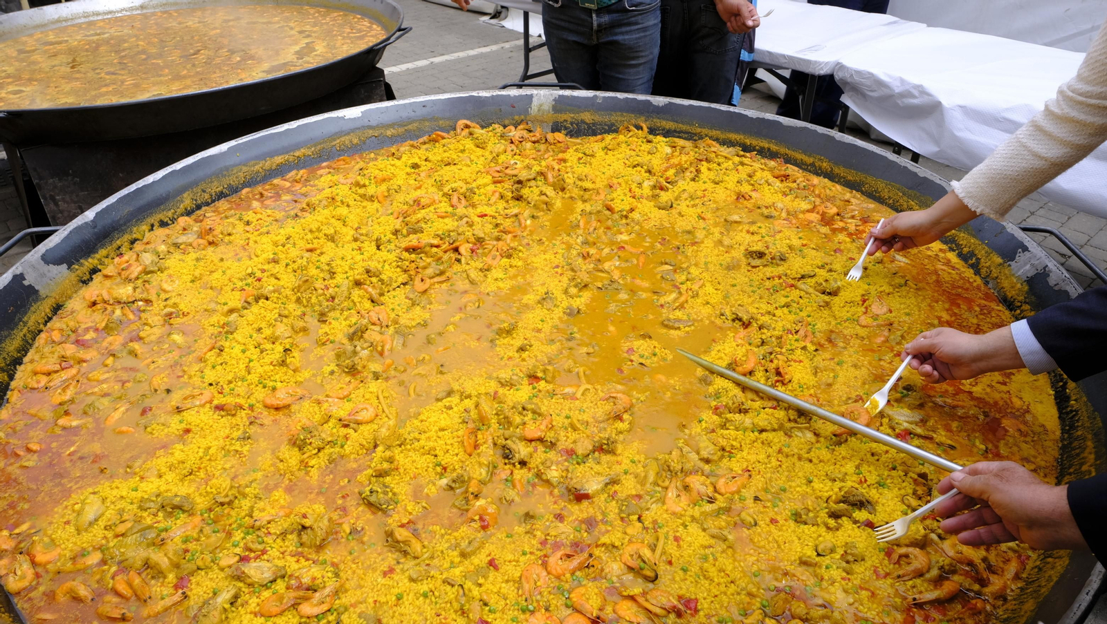 Imágenes de la procesión y paella solidaria en las Fiestas de Abla