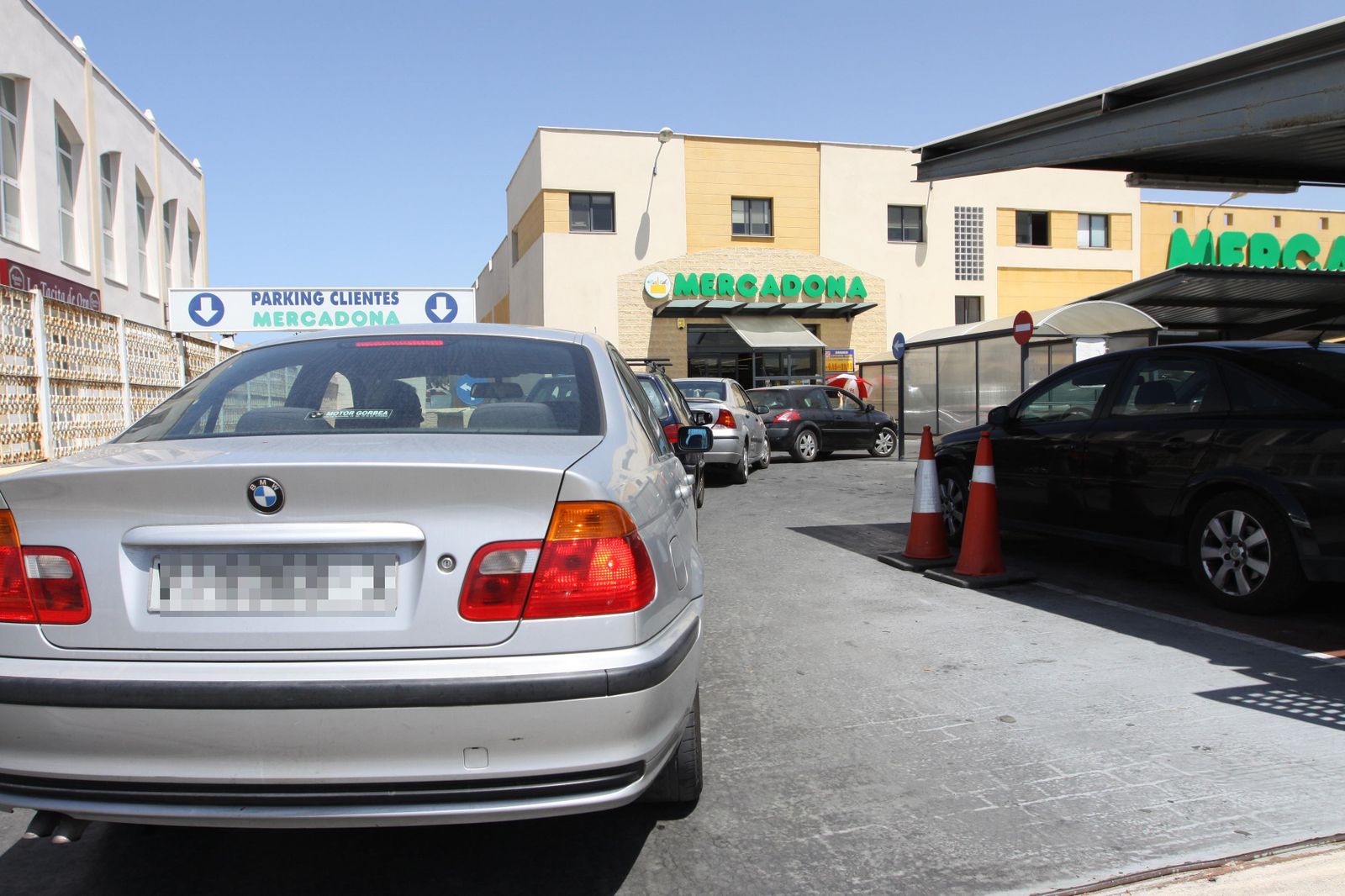 Cola de coches en el Mercadona de Los Gallos, uno de los negocios que podría adaptarse a la medida.