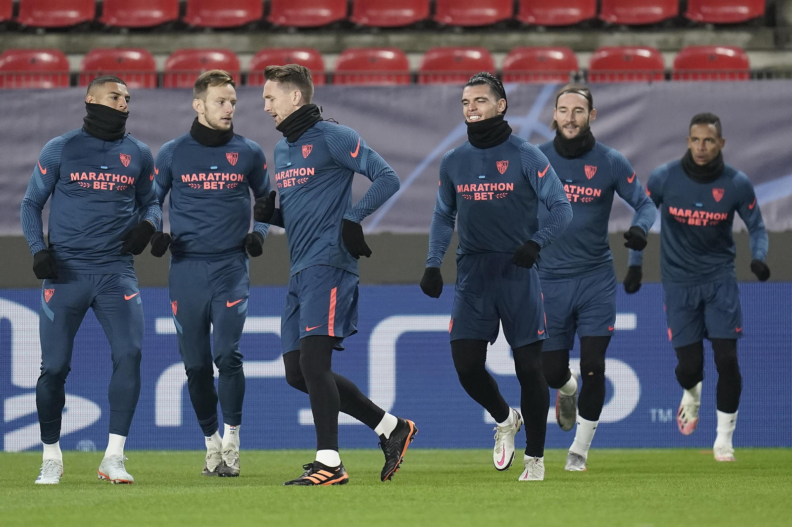 Diego Carlos, Rakitic, De Jong, Rekik, Gudelj y Fernando, ayer en Rennes.