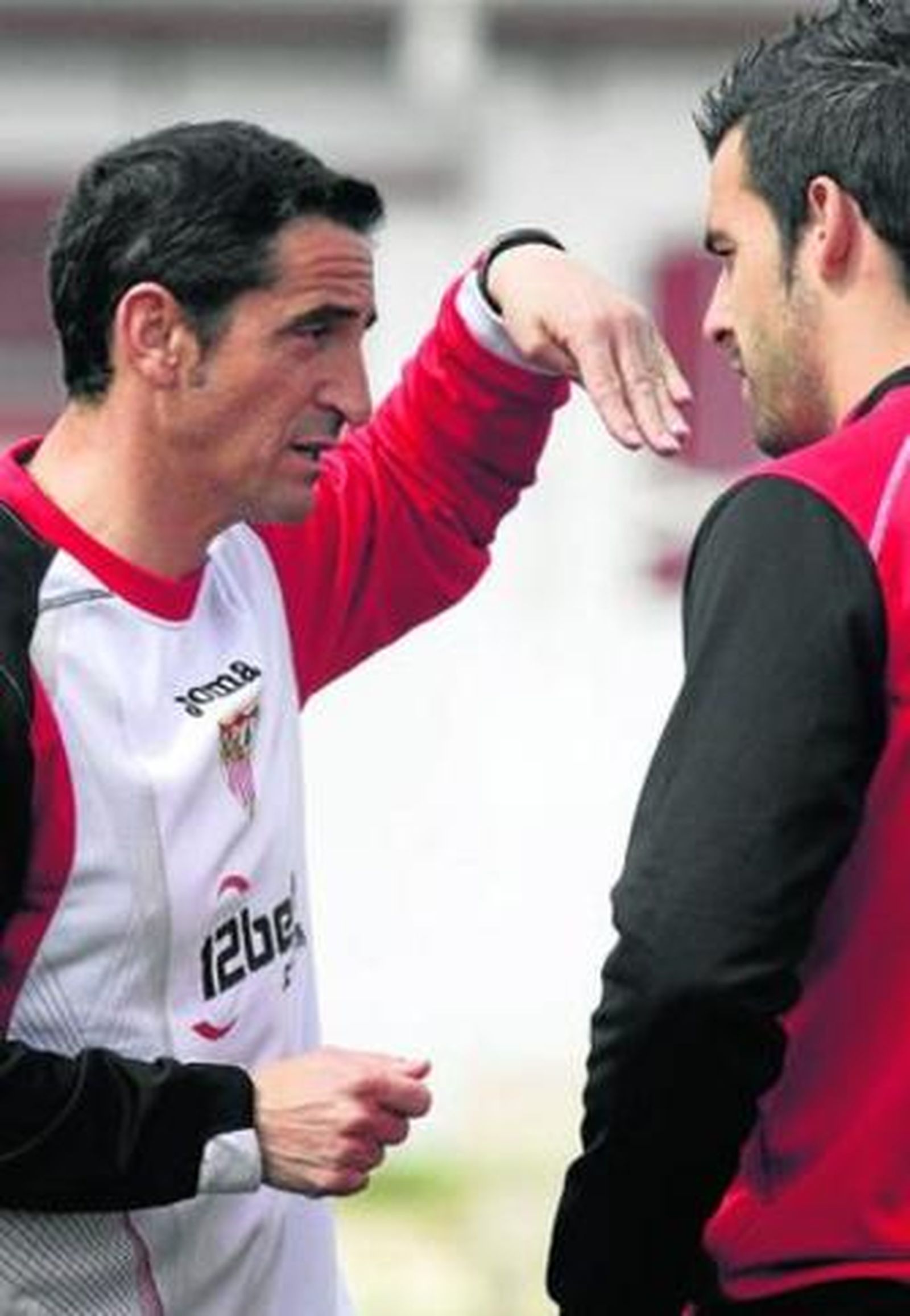 Jiménez habla con Negredo y hace un gesto que parece ilustrar la trayectoria actual del Sevilla.
