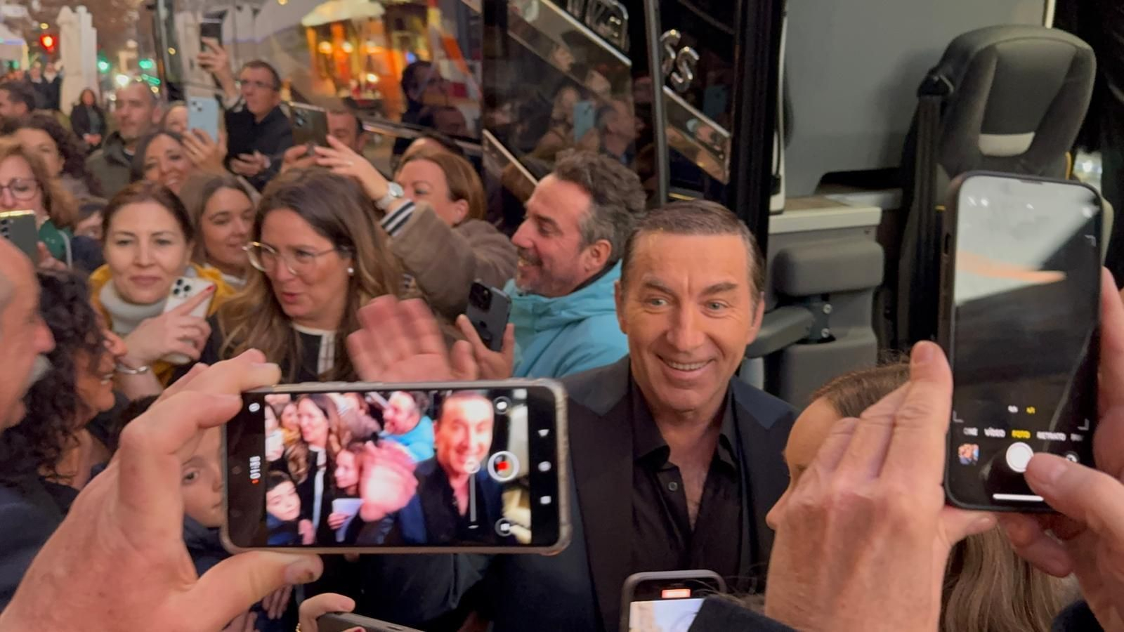 Antonio de la Torre rodeado de gente a su salida del hotel para intentar hacerse una foto