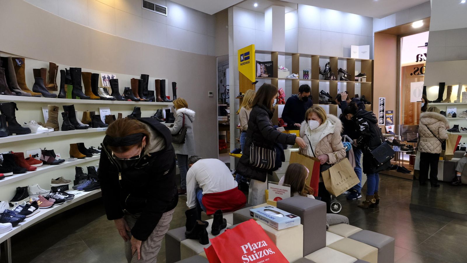 La zapatería Plaza Suizos ha tenido un día de constante entrada y salida de clientes en busca de rebajas y para cambiar regalos de Reyes