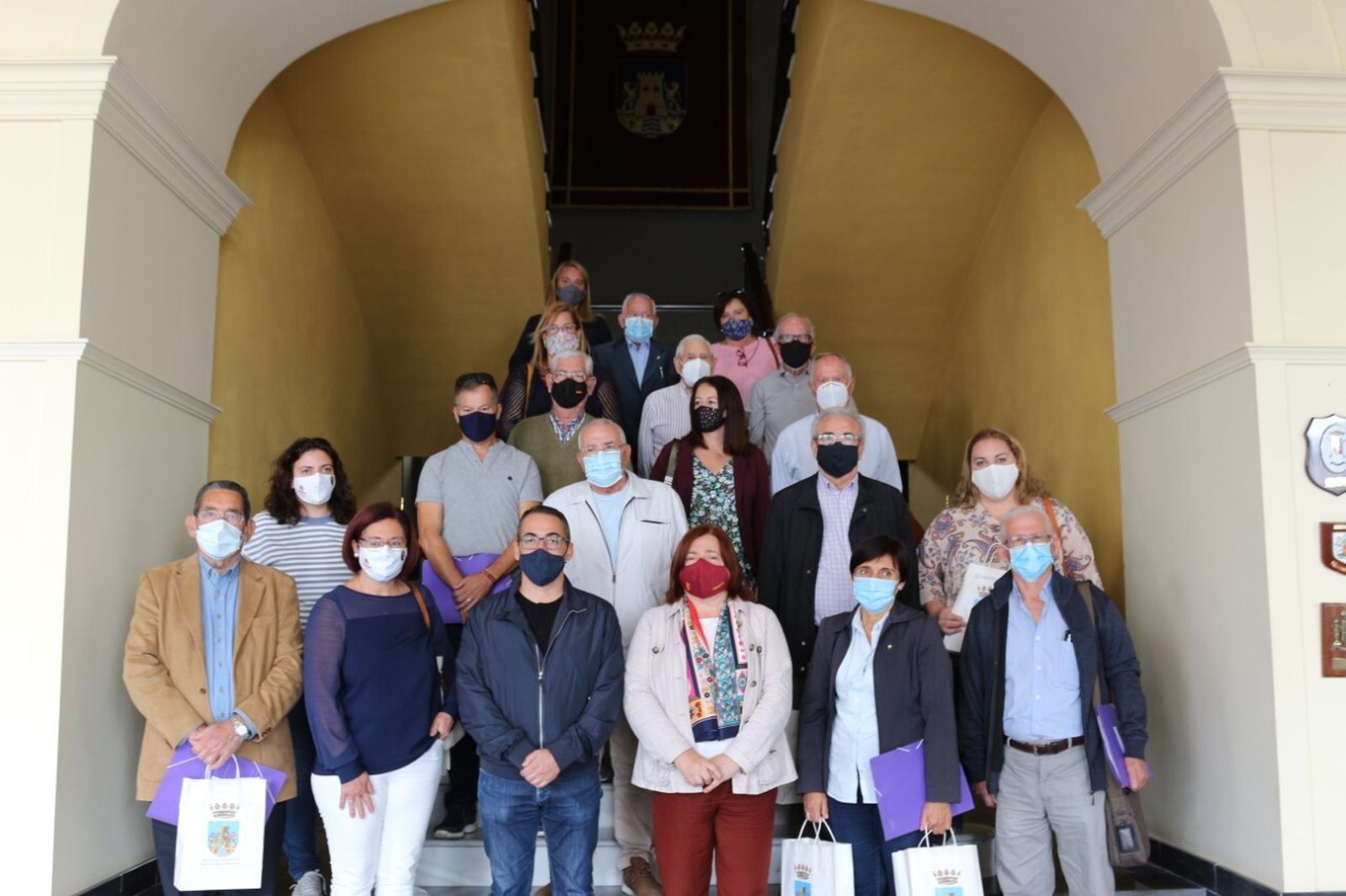 Foto de grupo en el Ayuntamiento tras la entrega de mascarillas.