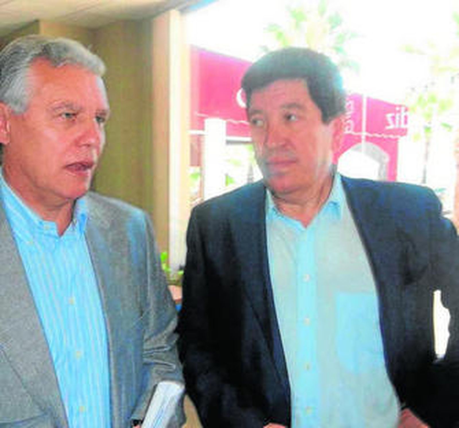 Menacho y Barroso, ayer en la sede de las oficinas.