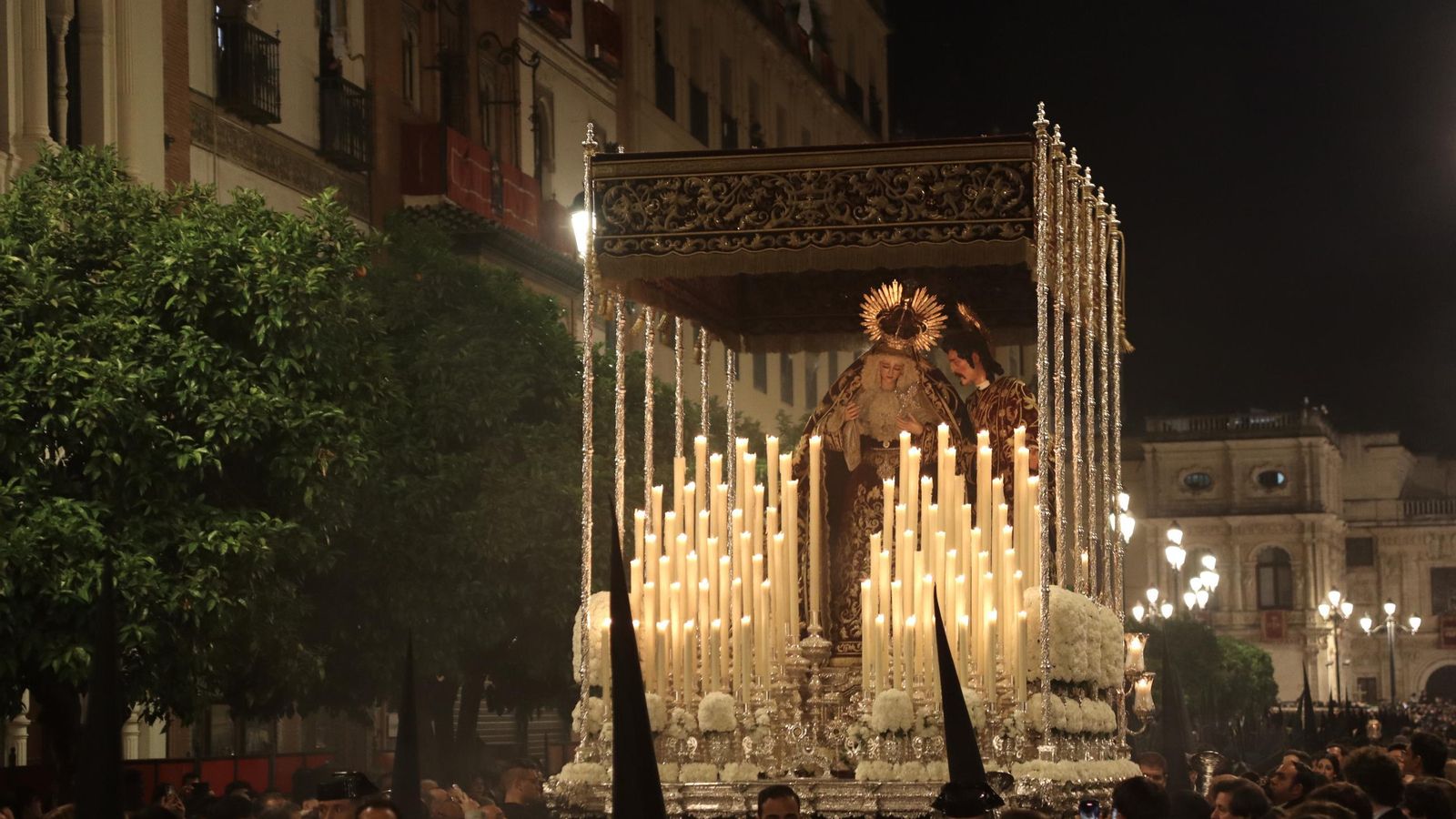 La Madrugá por la Carrera Oficial en la Semana Santa de Sevilla 2025