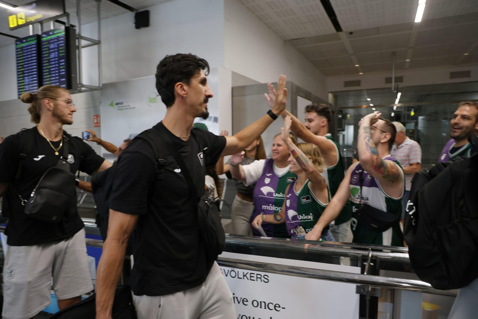 El Unicaja brinda la Intercontinental a un centenar de aficionados en el aeropuerto