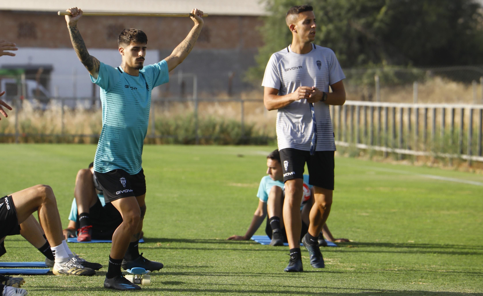 Meléndez se ejercita ante la presencia del preparador físico, Álex Prieto.