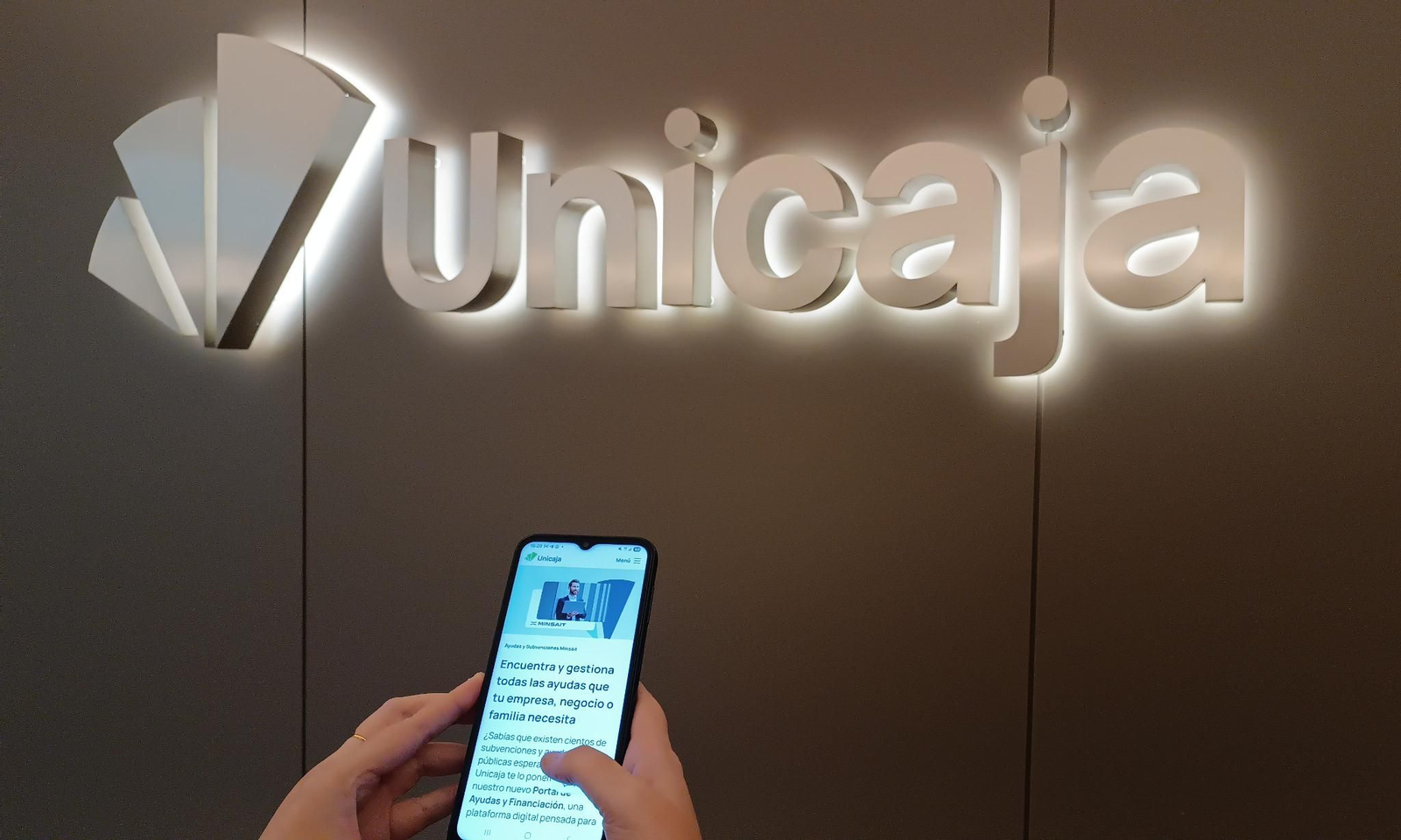 Una persona navega por la aplicación de Unicaja.